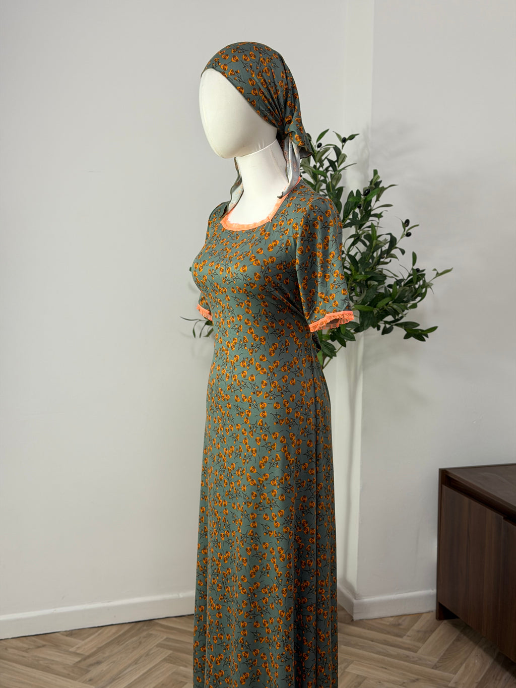 Feminines Kleid mit floralem Muster in grün