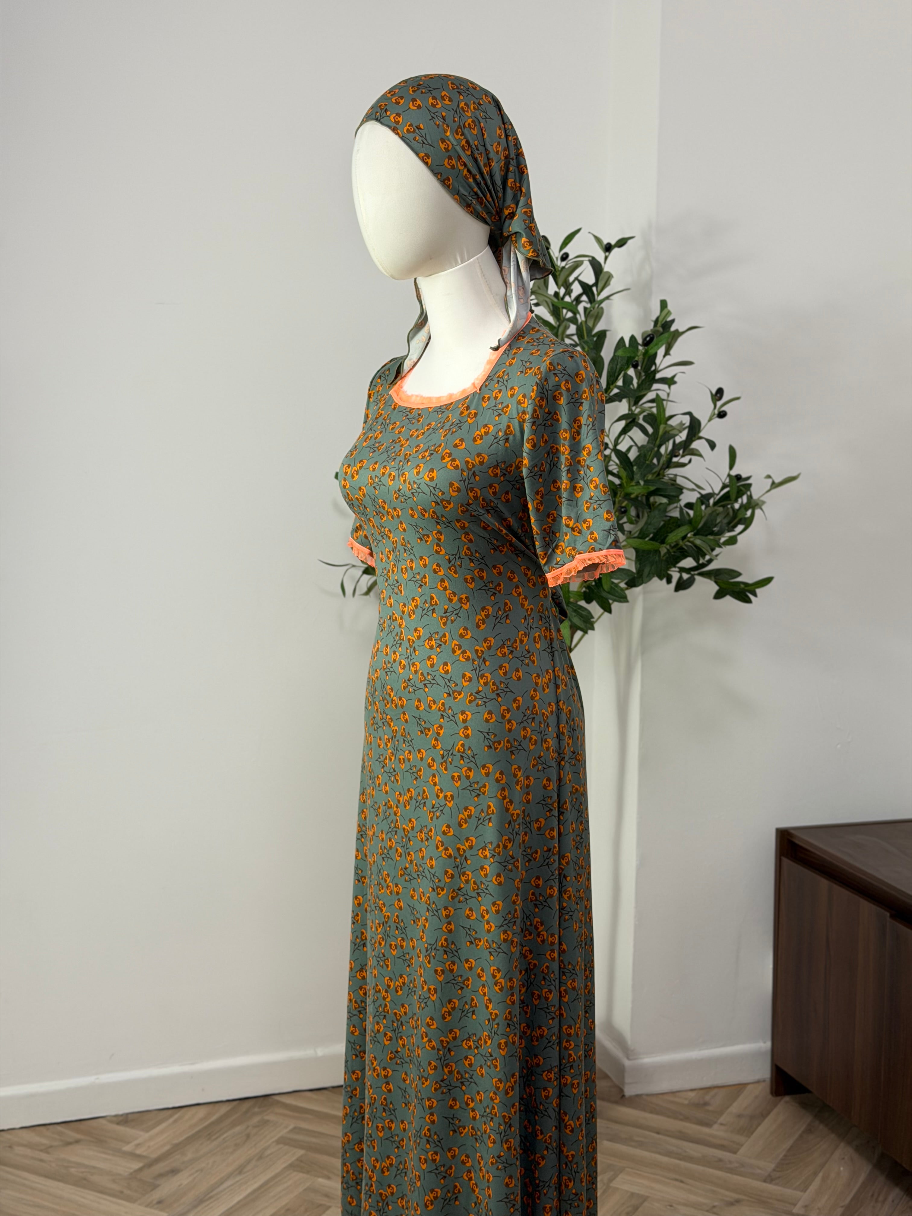 Feminines Kleid mit floralem Muster in grün