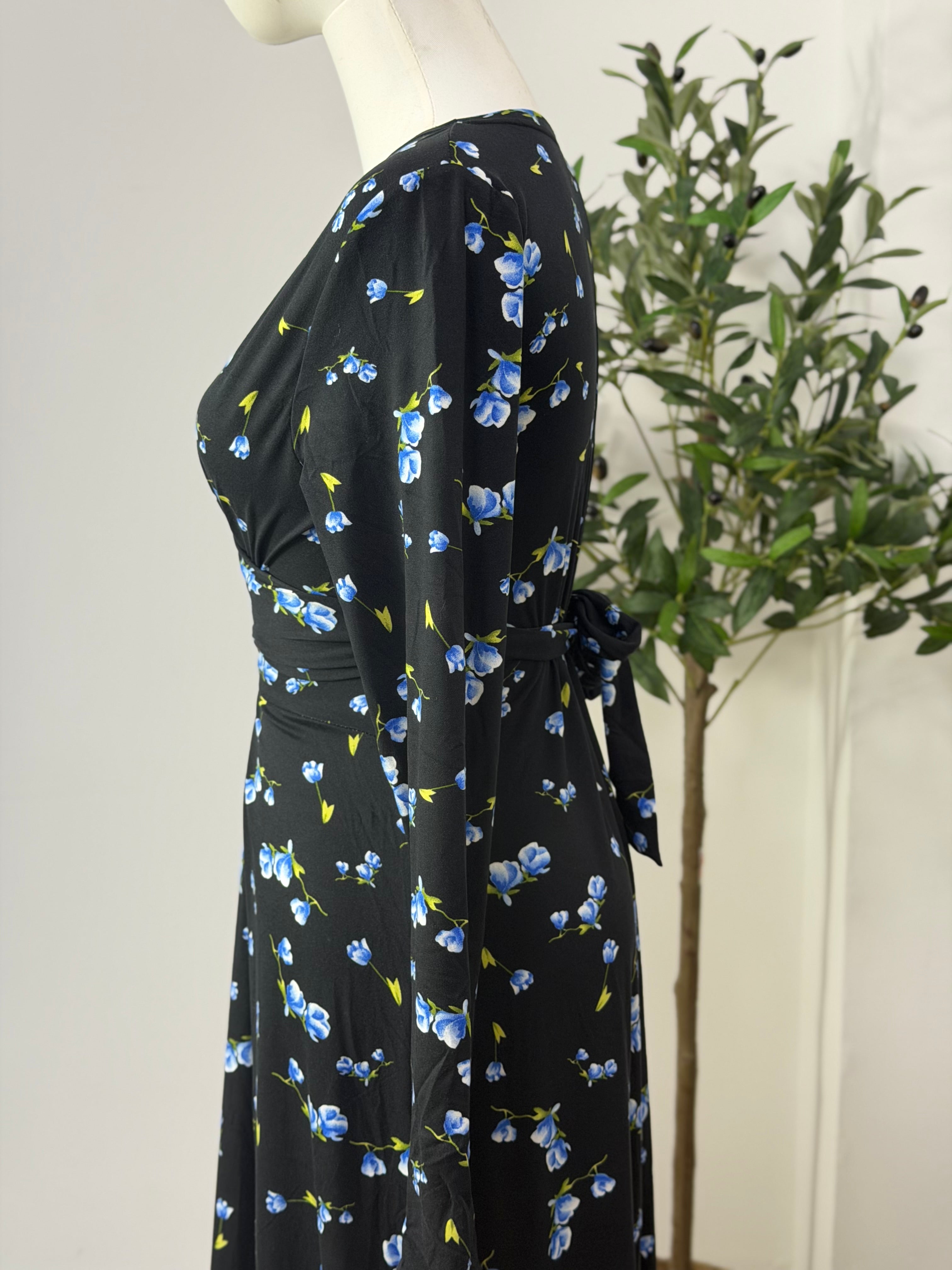 Schwarzes Kleid mit blauen Blümchen