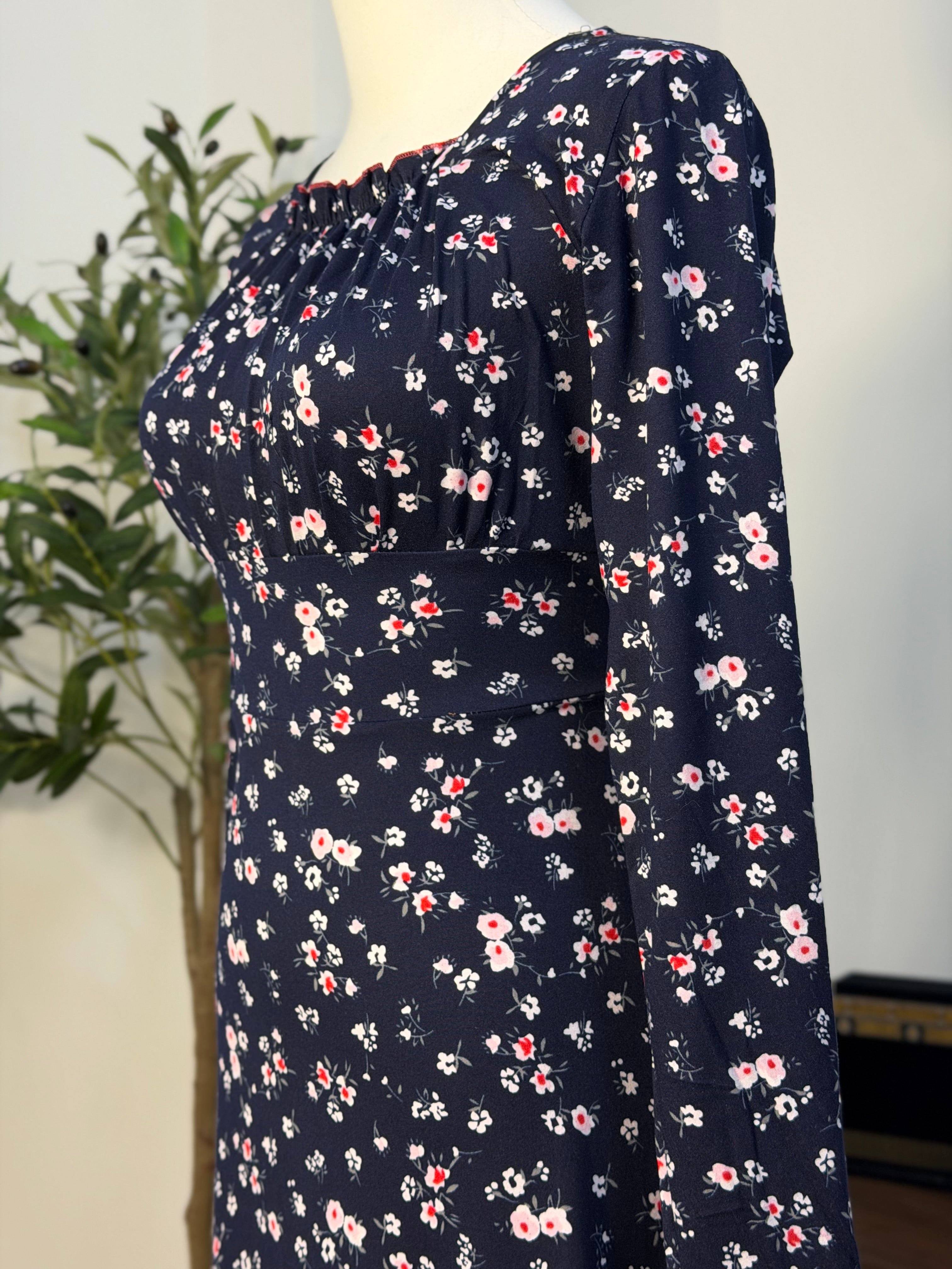 Dunkelblaues Kleid mit feinen Blümchen