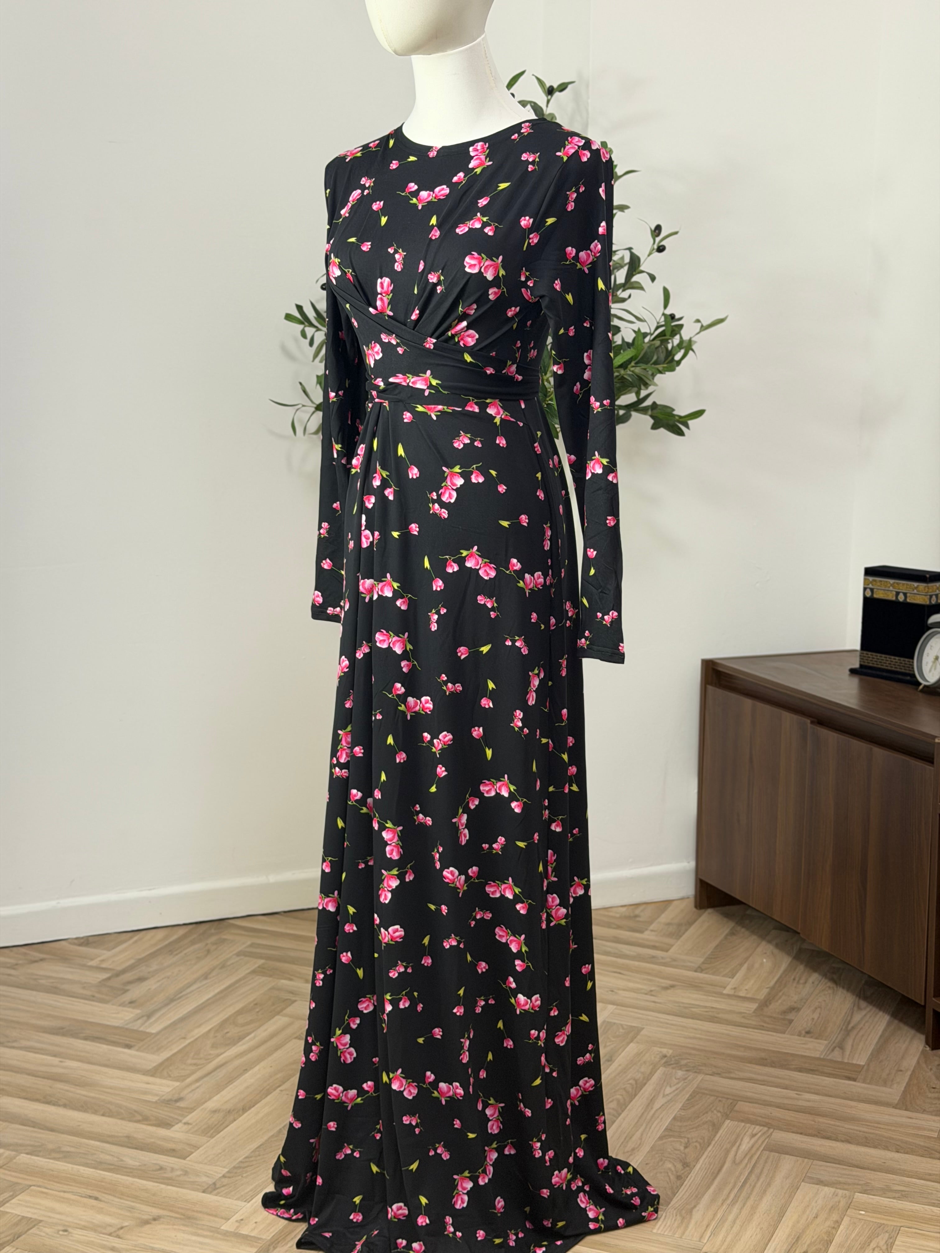 Schwarzes Kleid mit rosa Blümchen