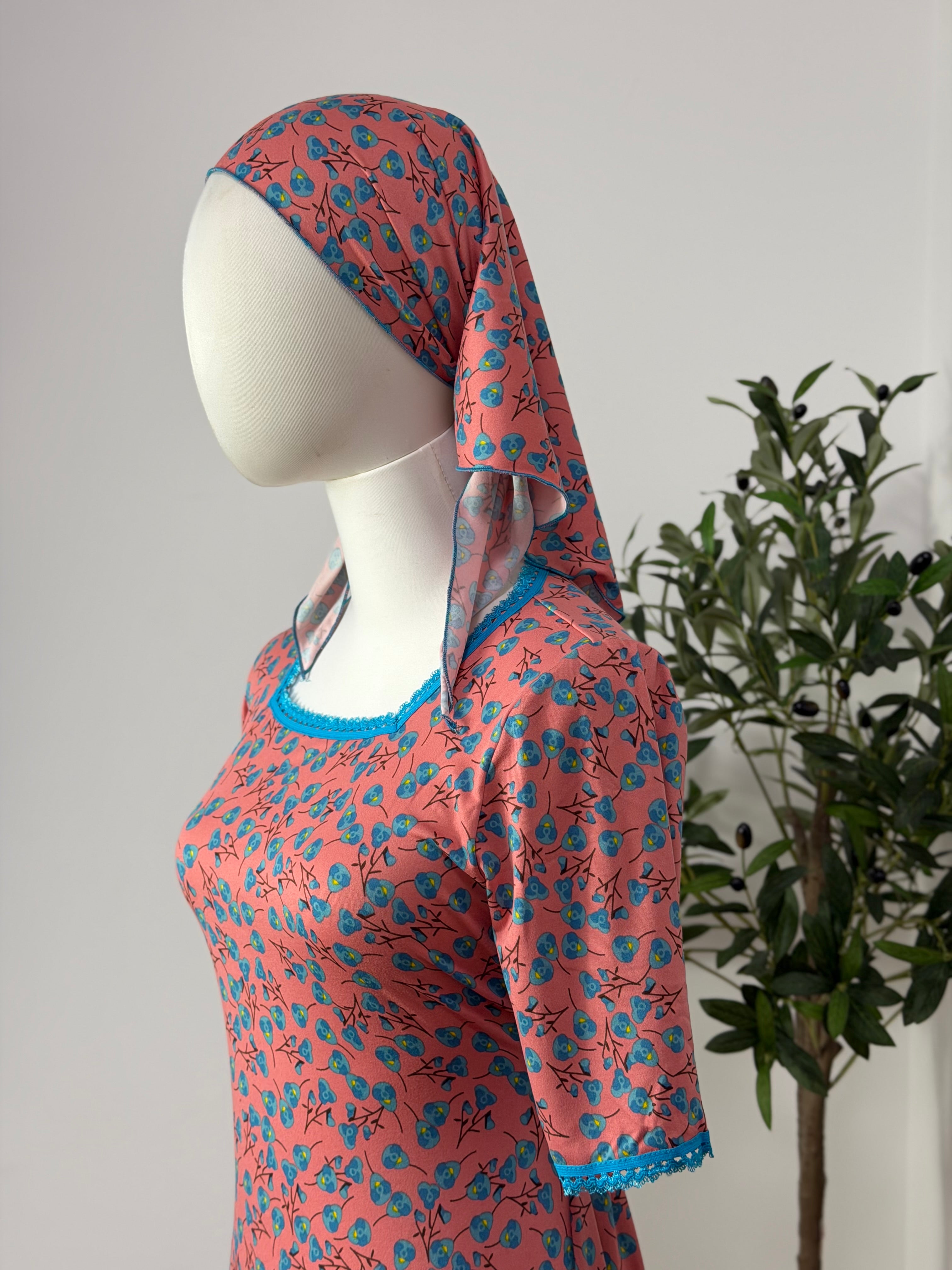 Feminines Kleid mit floralem Muster in rosa