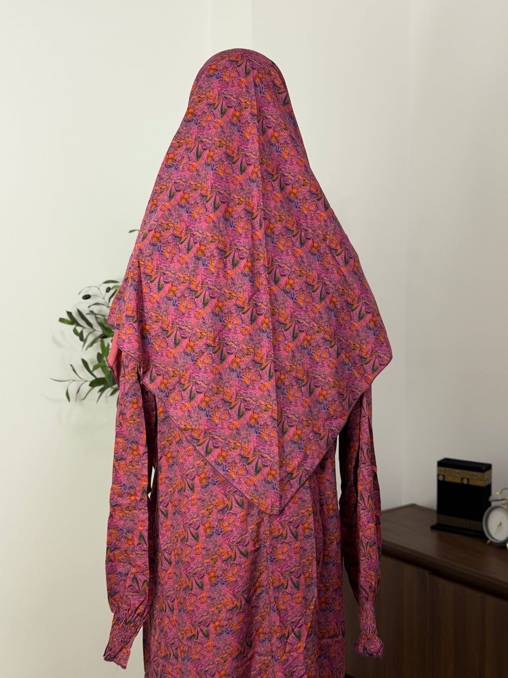 Elegantes Kleid mit floralem Muster in Bordeaux