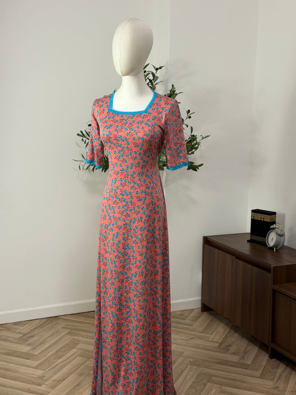 Feminines Kleid mit floralem Muster in rosa