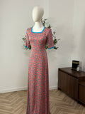 Feminines Kleid mit floralem Muster in rosa