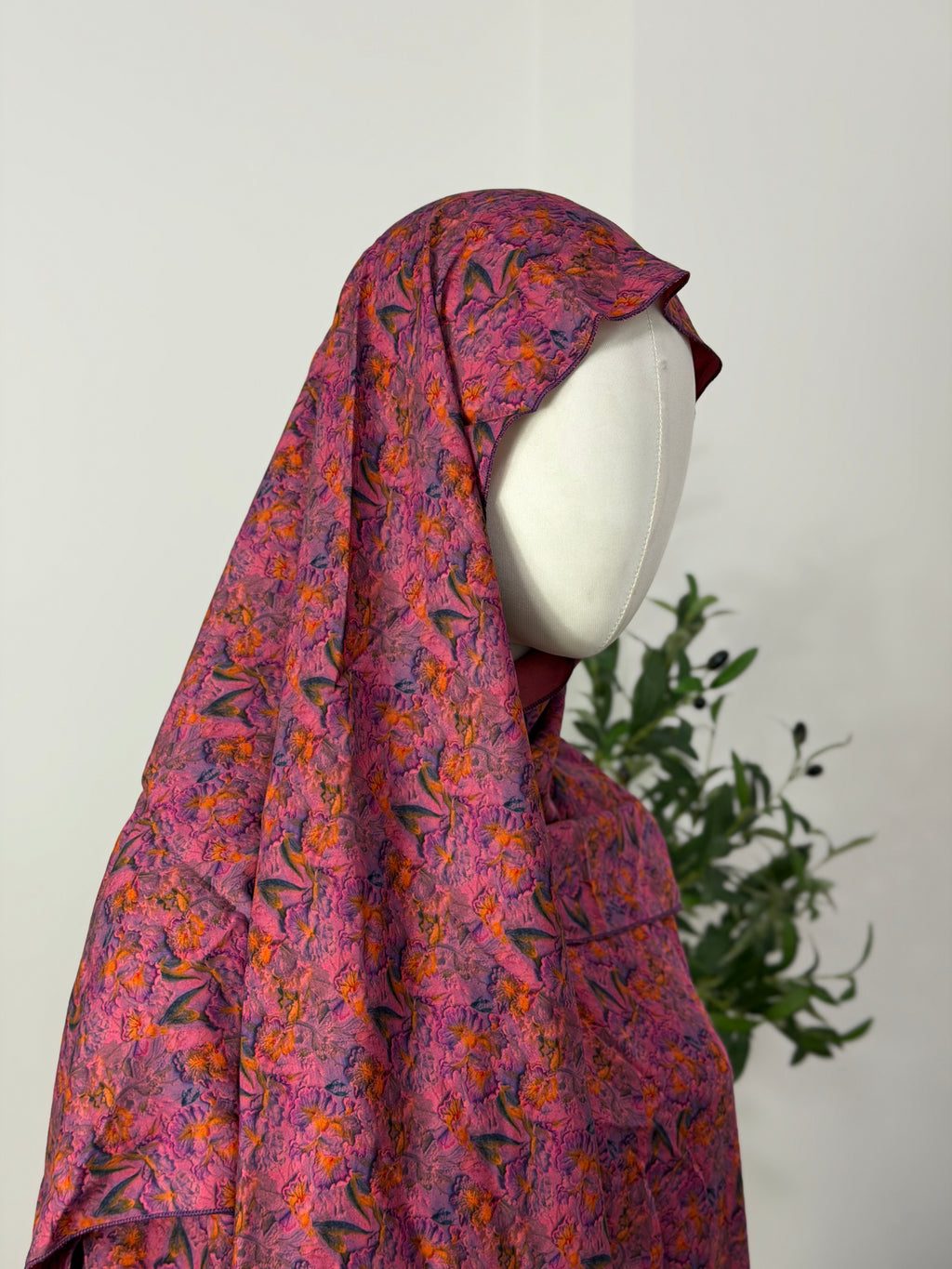 Elegantes Kleid mit floralem Muster in Bordeaux