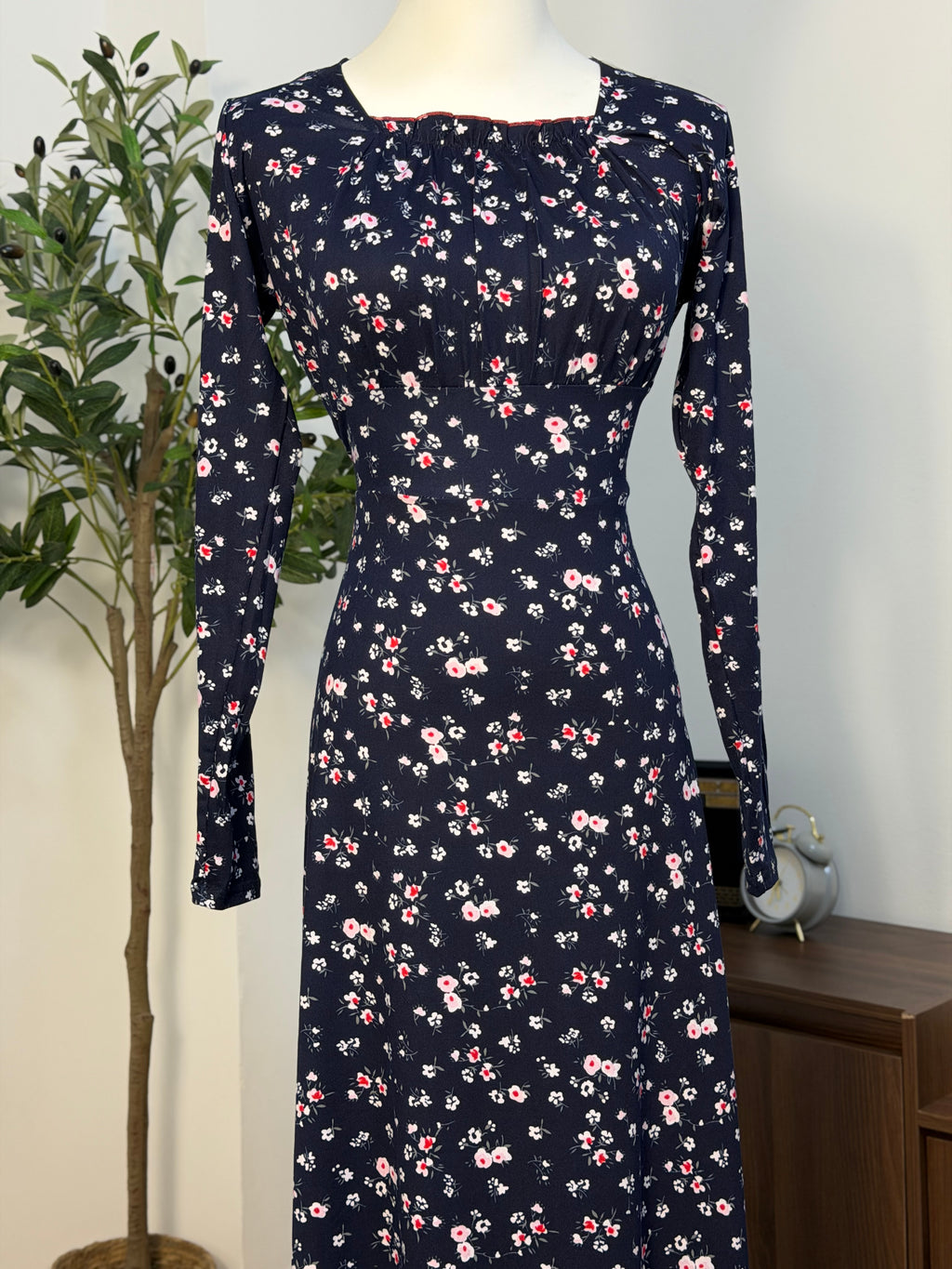 Dunkelblaues Kleid mit feinen Blümchen