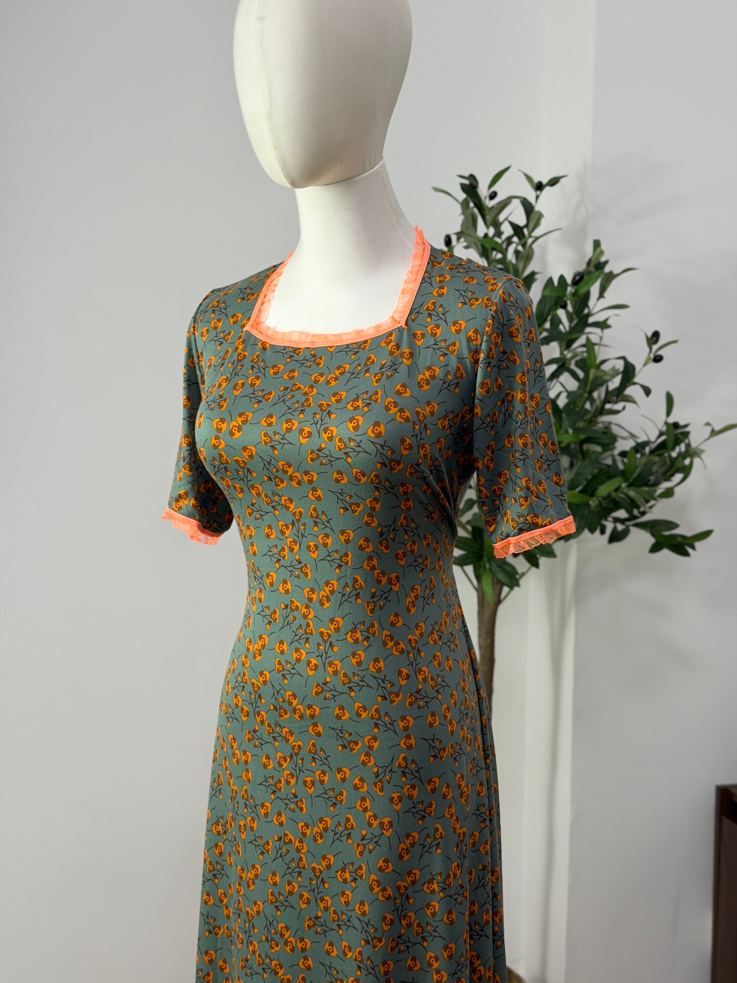Feminines Kleid mit floralem Muster in grün