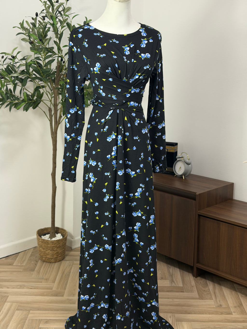 Schwarzes Kleid mit blauen Blümchen