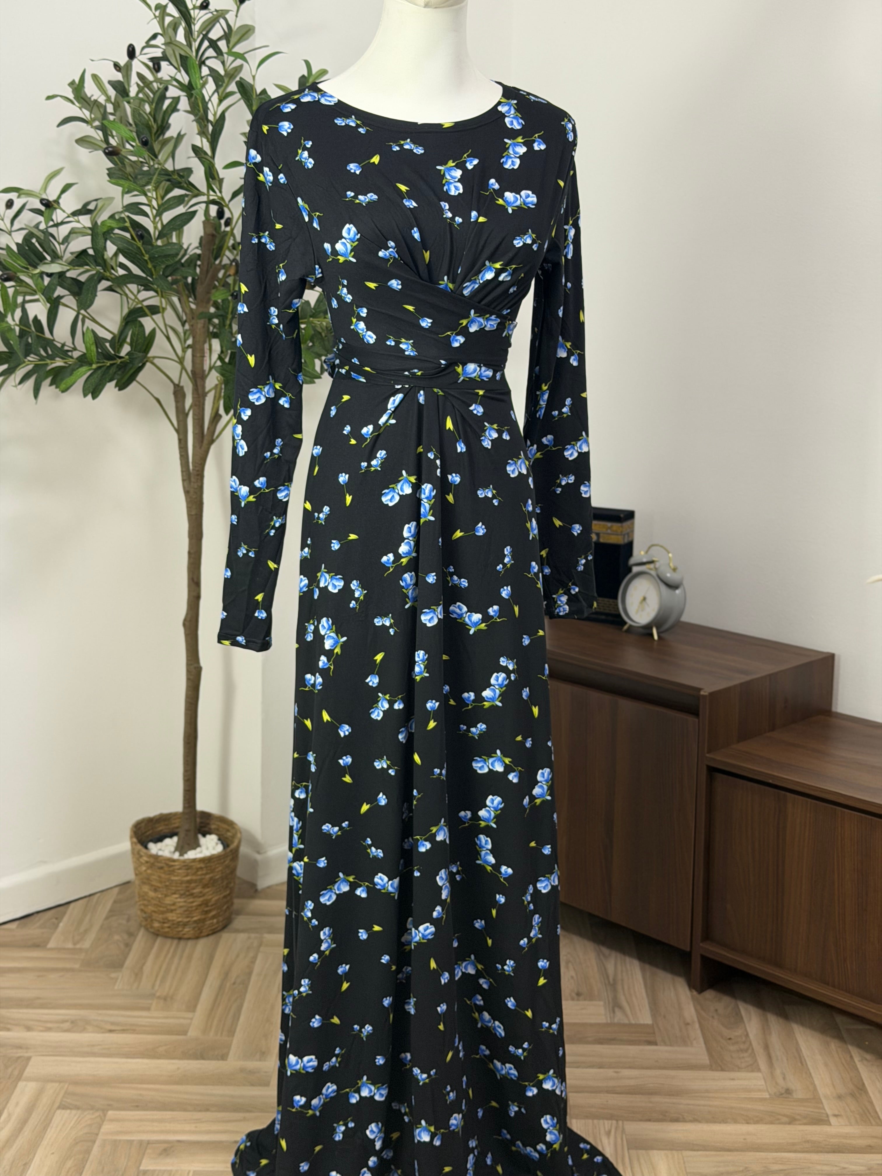 Schwarzes Kleid mit blauen Blümchen