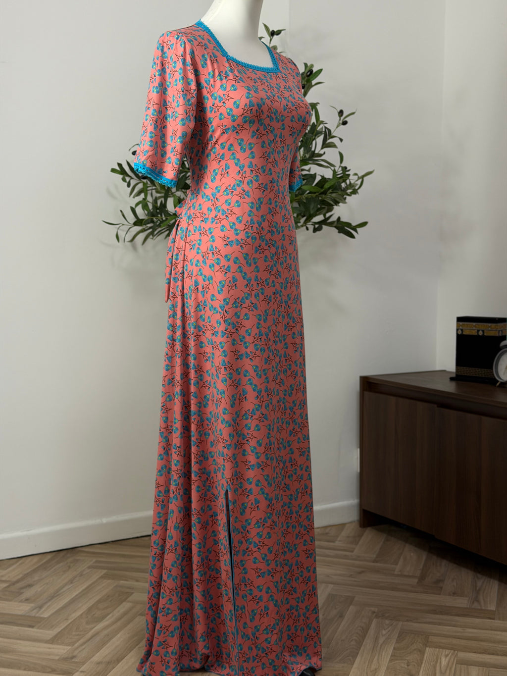 Feminines Kleid mit floralem Muster in rosa