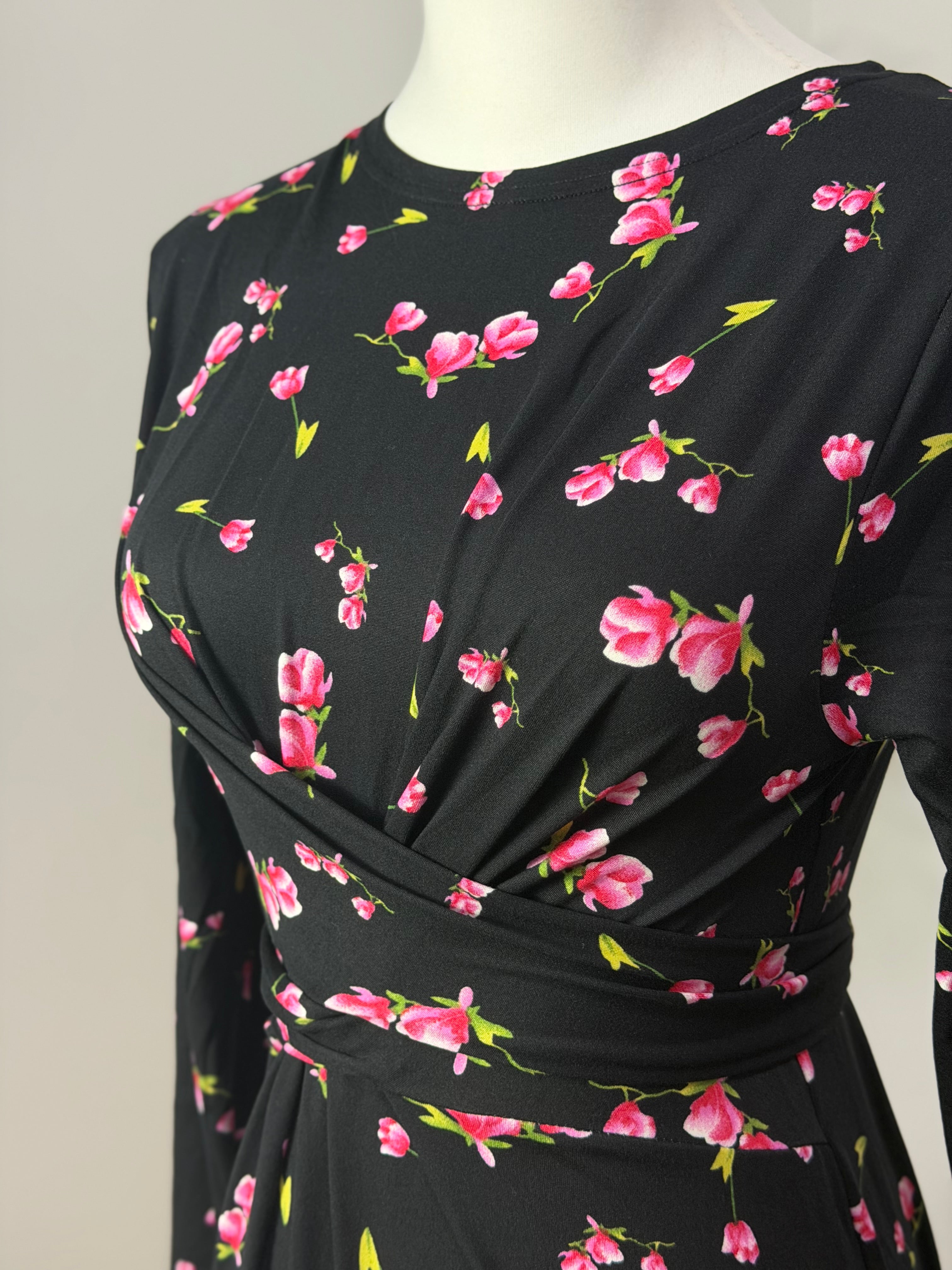 Schwarzes Kleid mit rosa Blümchen