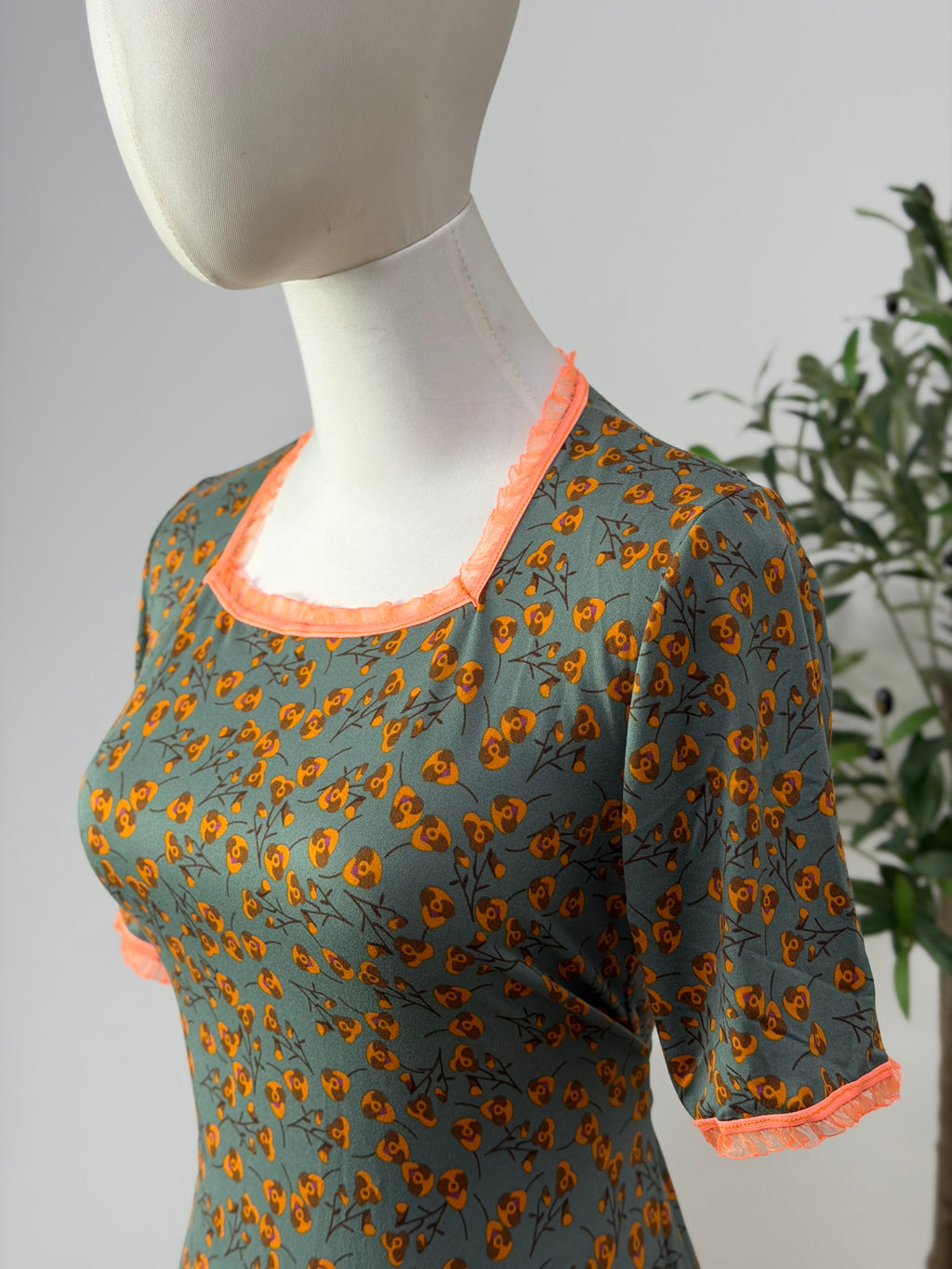Feminines Kleid mit floralem Muster in grün