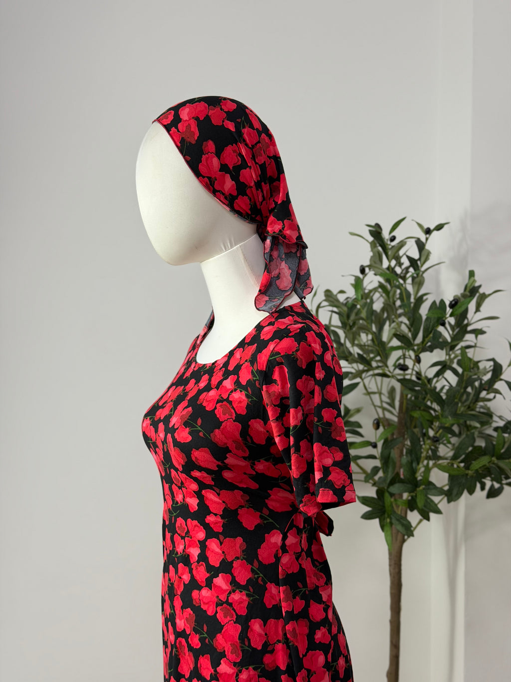Schwarzes Kleid mit roten Blüten