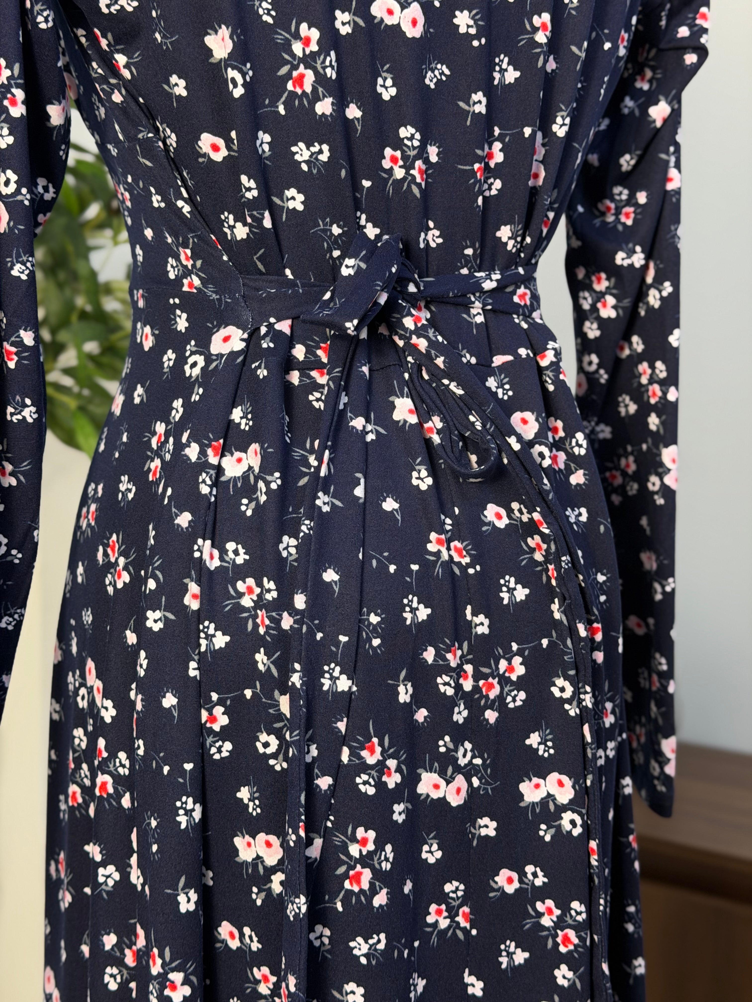 Dunkelblaues Kleid mit feinen Blümchen