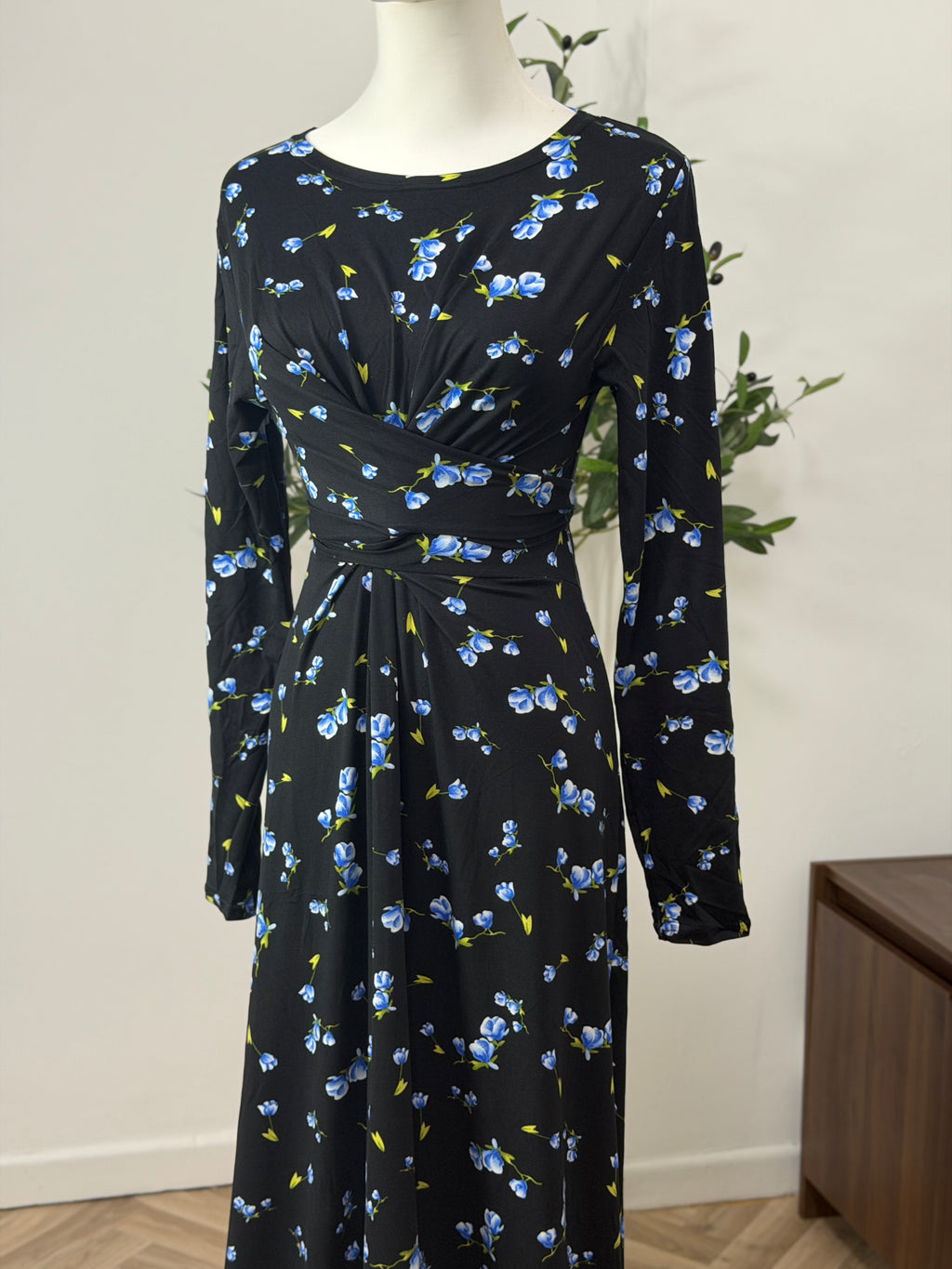 Schwarzes Kleid mit blauen Blümchen