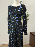 Schwarzes Kleid mit blauen Blümchen