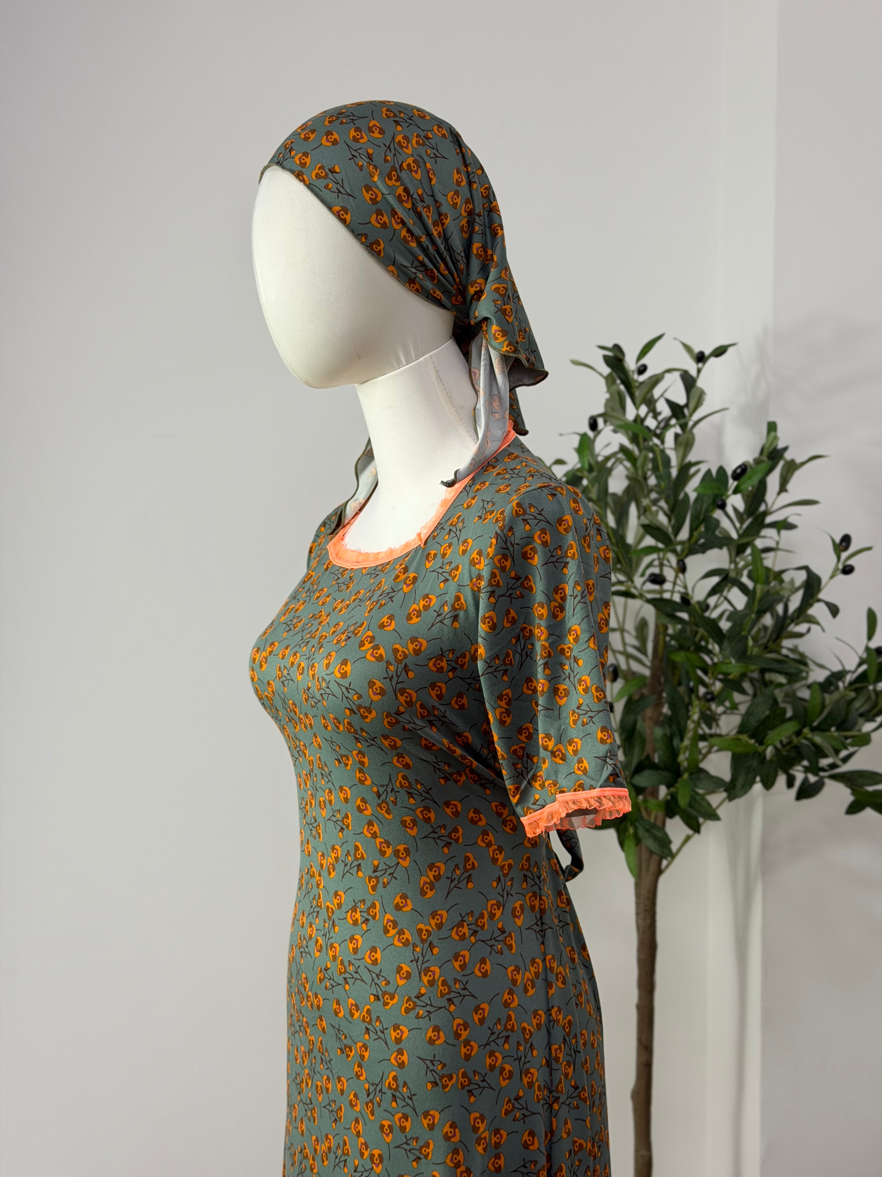 Feminines Kleid mit floralem Muster in grün
