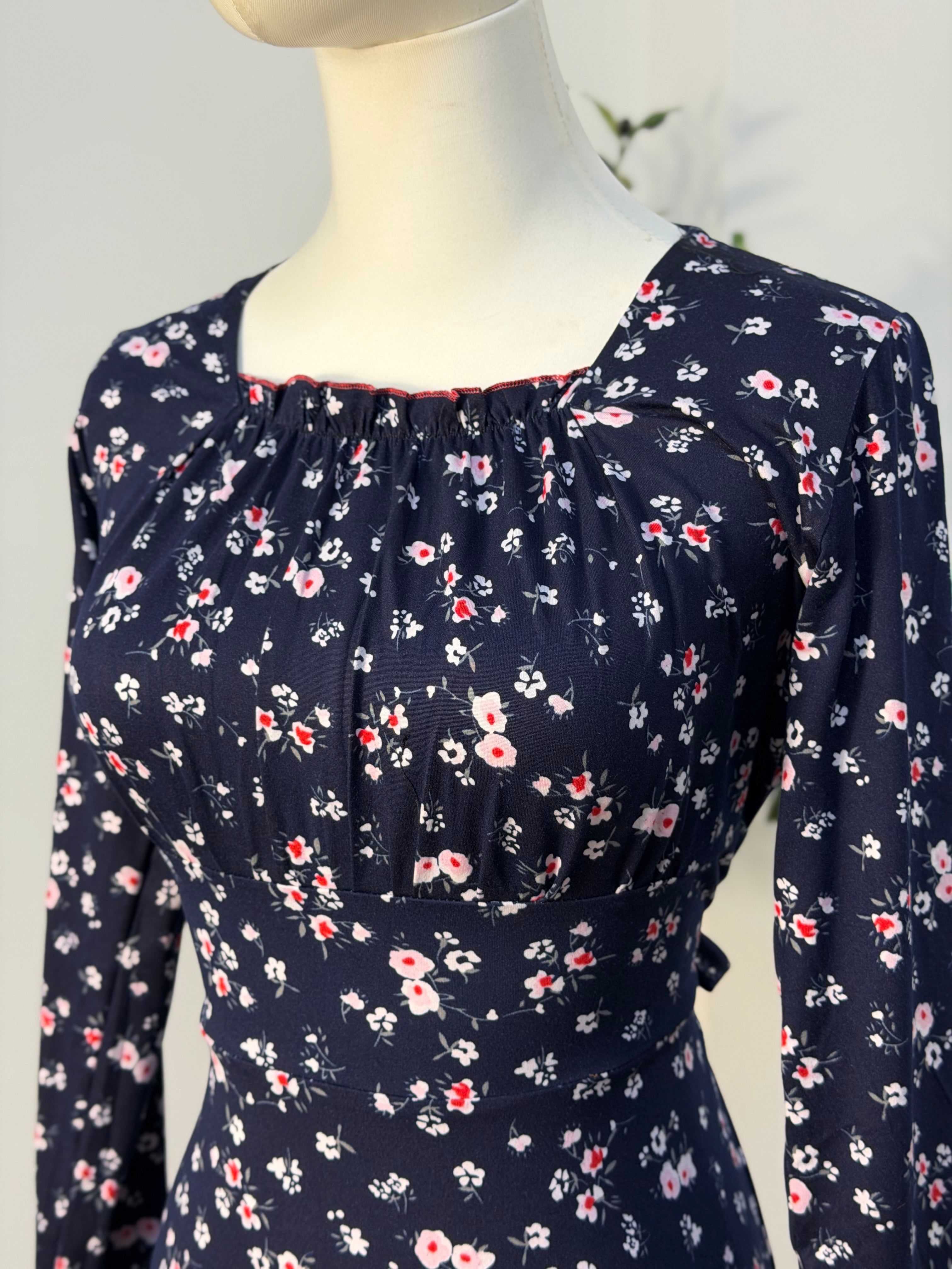 Dunkelblaues Kleid mit feinen Blümchen