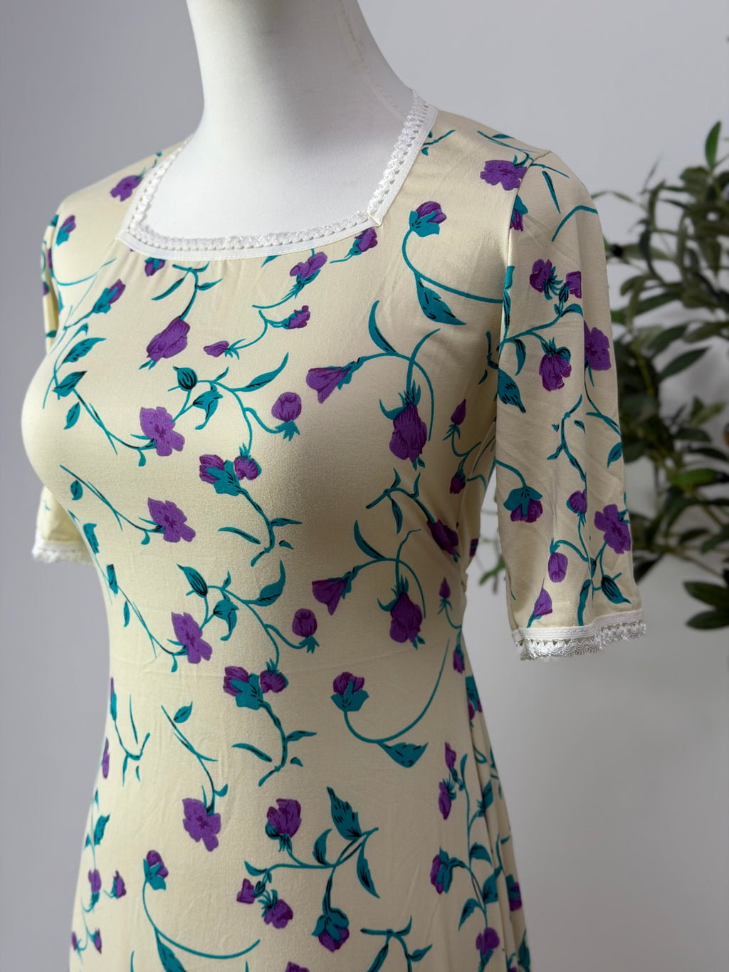 Feminines Kleid mit floralem Muster in creme