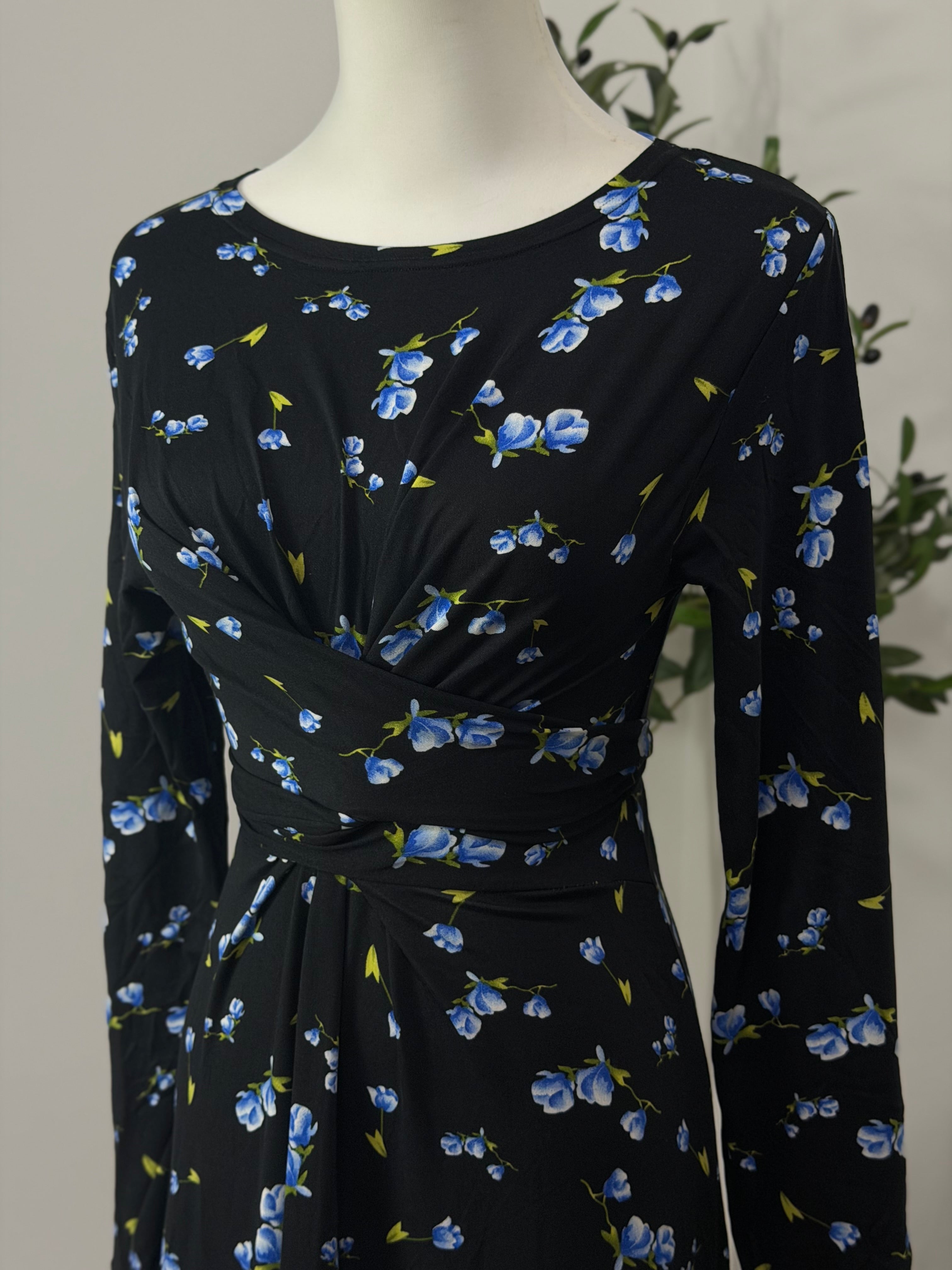 Schwarzes Kleid mit blauen Blümchen