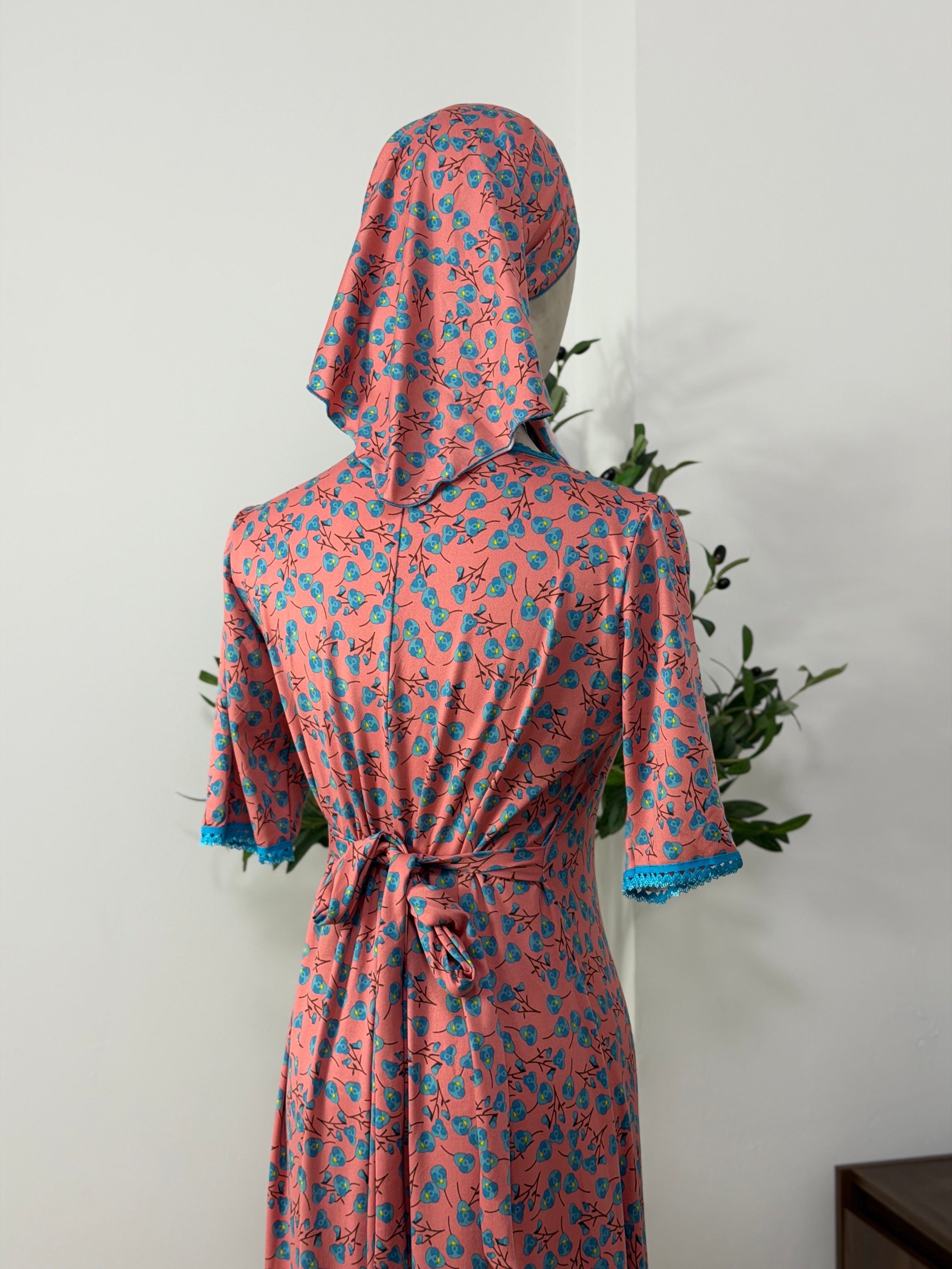 Feminines Kleid mit floralem Muster in rosa