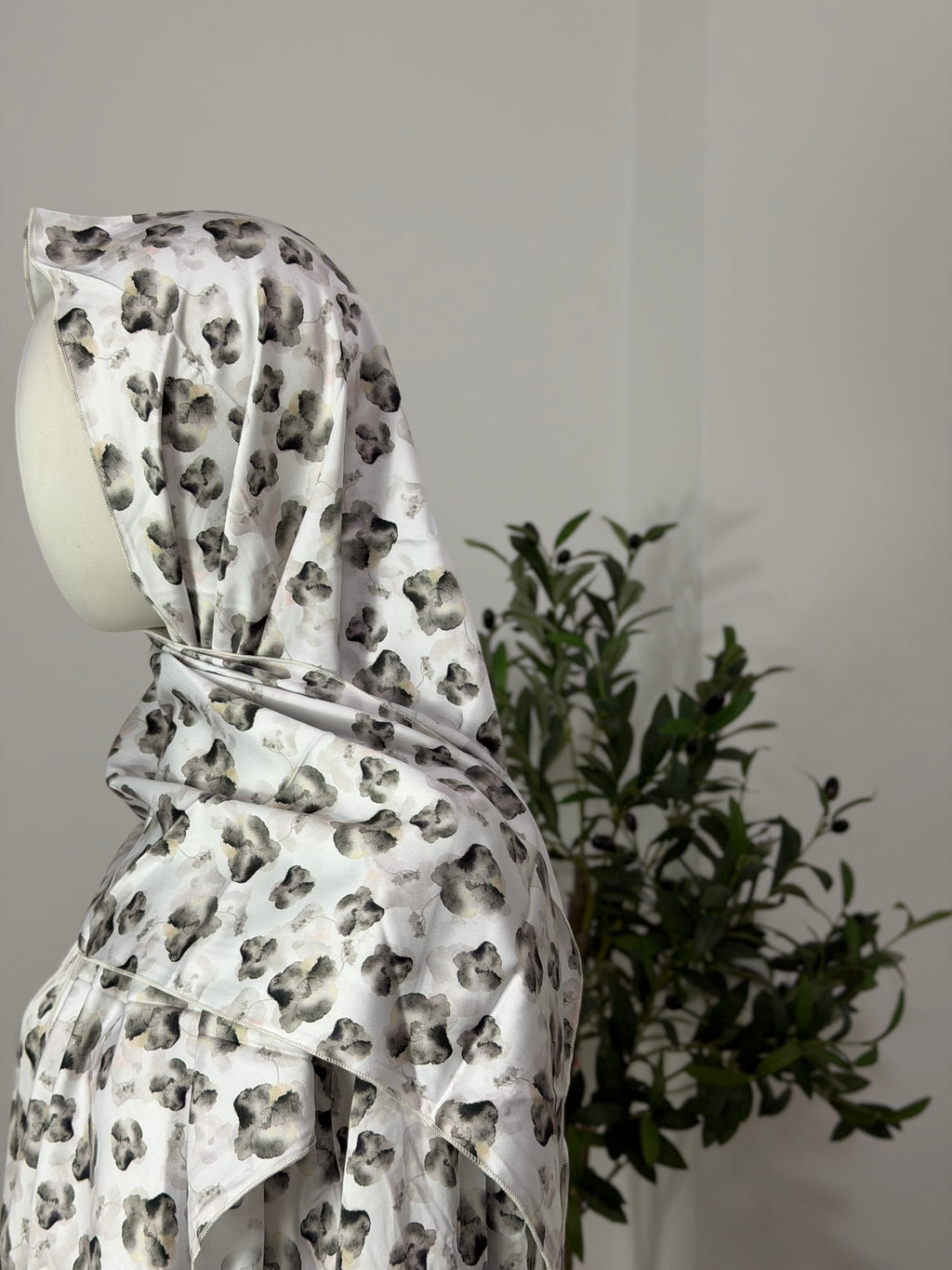 Kleid mit floralem Muster in grau
