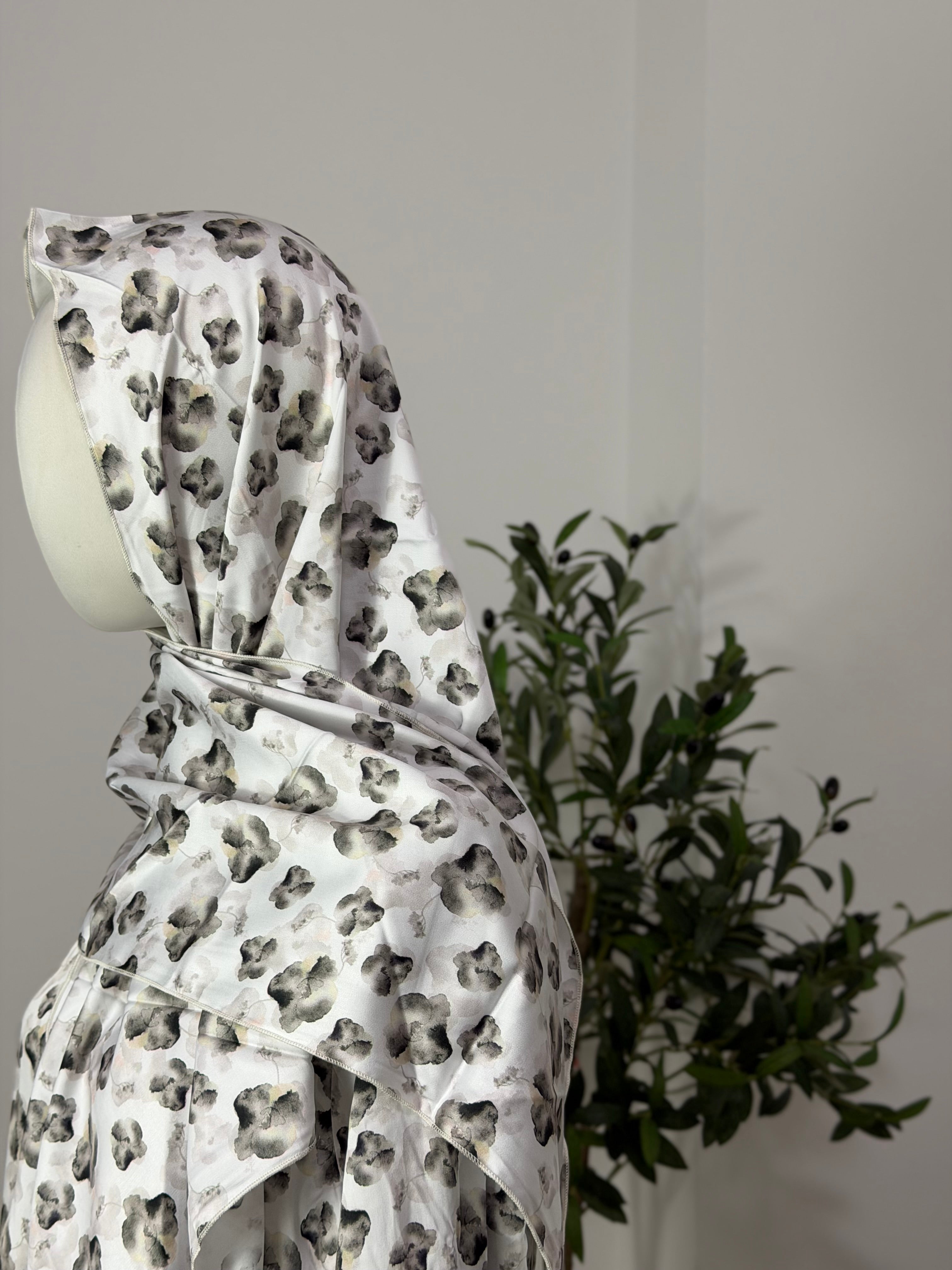 Kleid mit floralem Muster in grau
