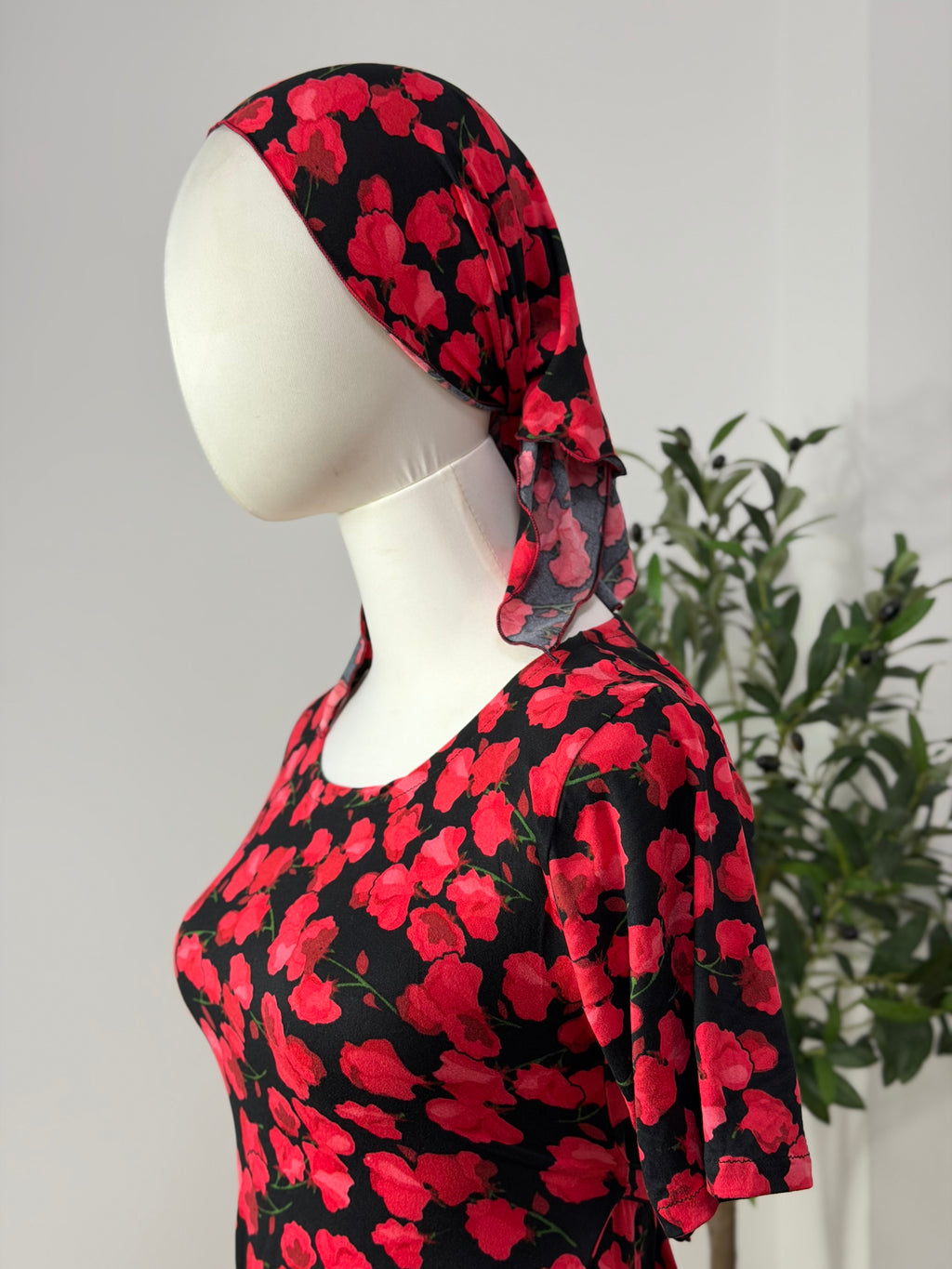 Schwarzes Kleid mit roten Blüten