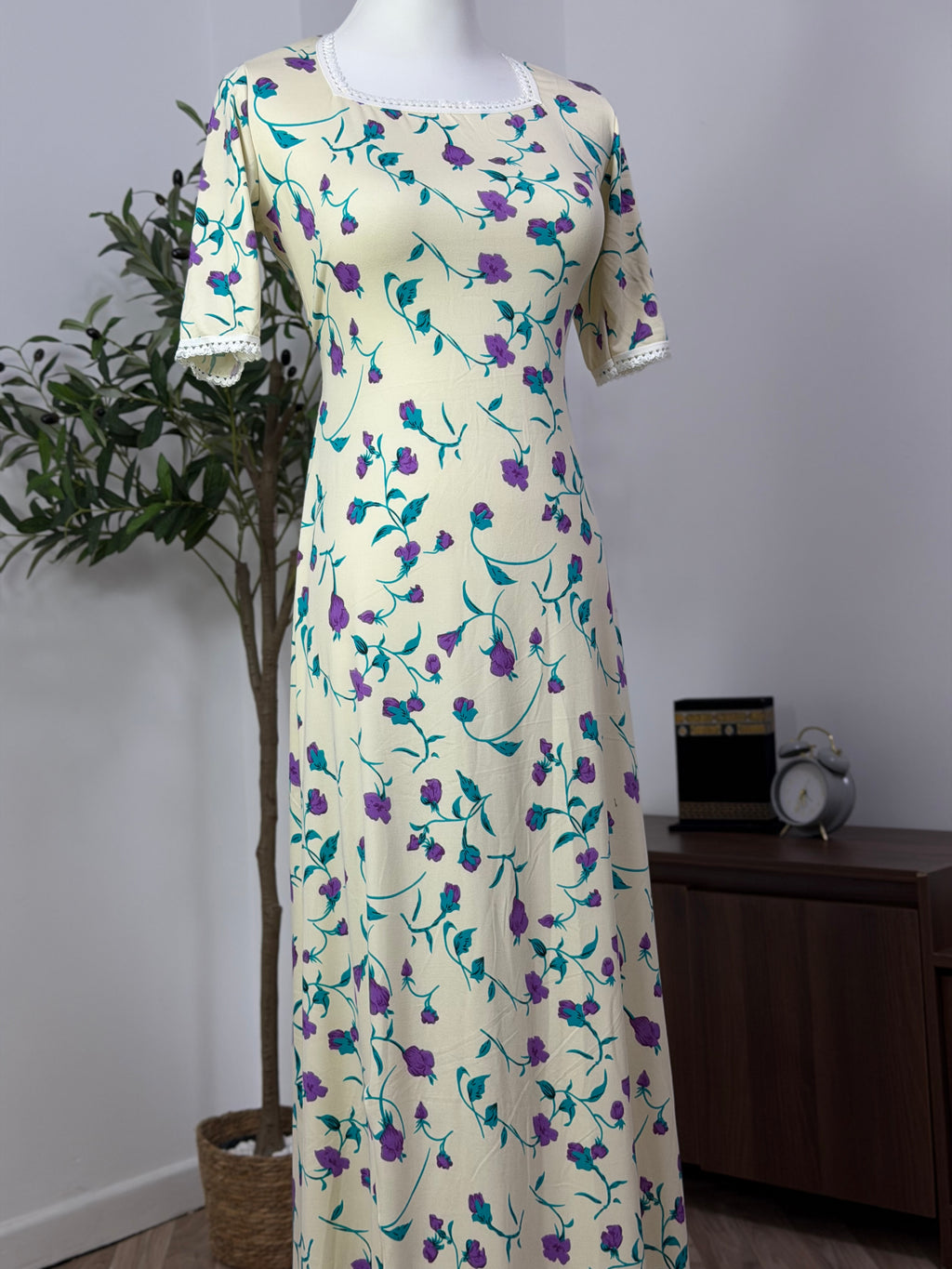 Feminines Kleid mit floralem Muster in creme