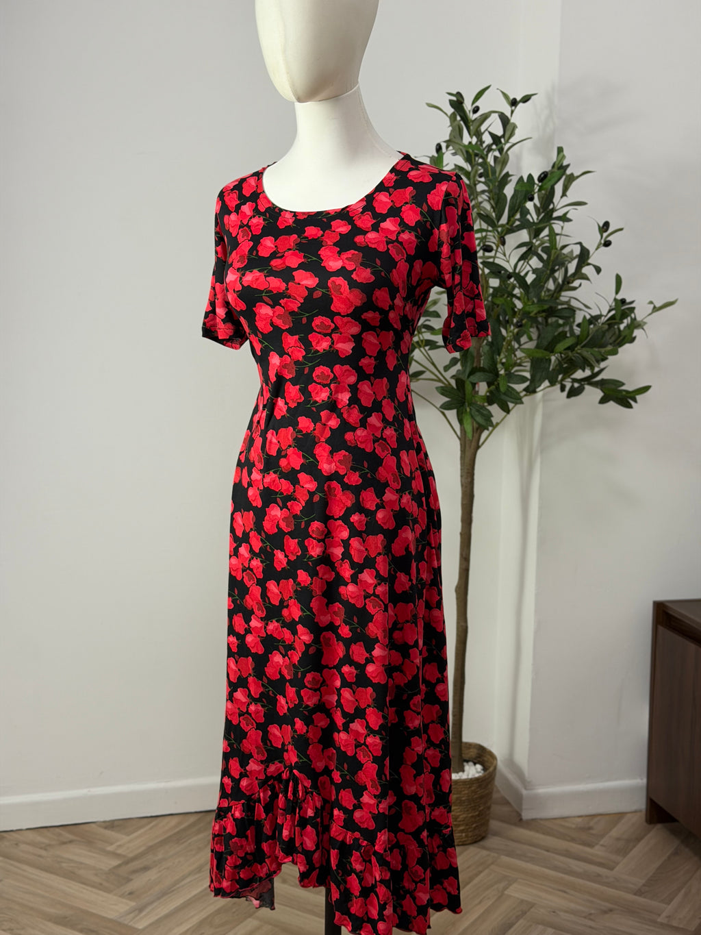 Schwarzes Kleid mit roten Blüten