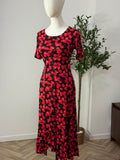 Schwarzes Kleid mit roten Blüten