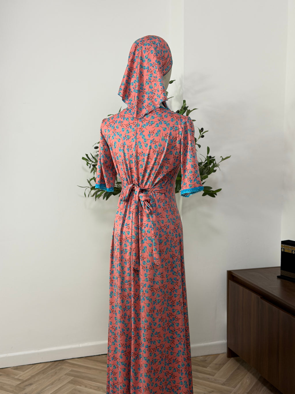 Feminines Kleid mit floralem Muster in rosa