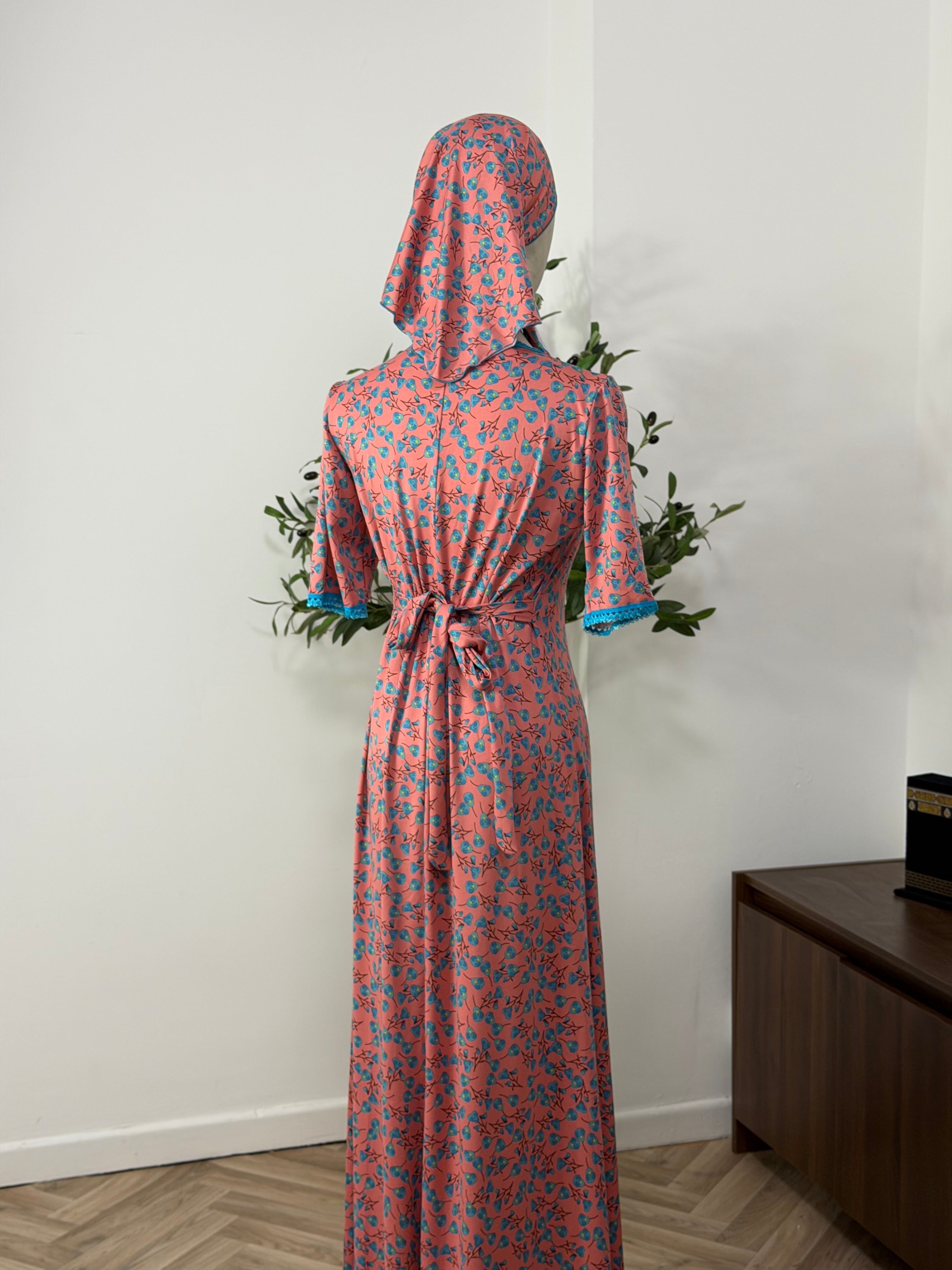 Feminines Kleid mit floralem Muster in rosa
