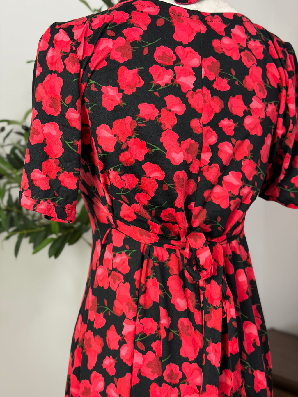 Schwarzes Kleid mit roten Blüten