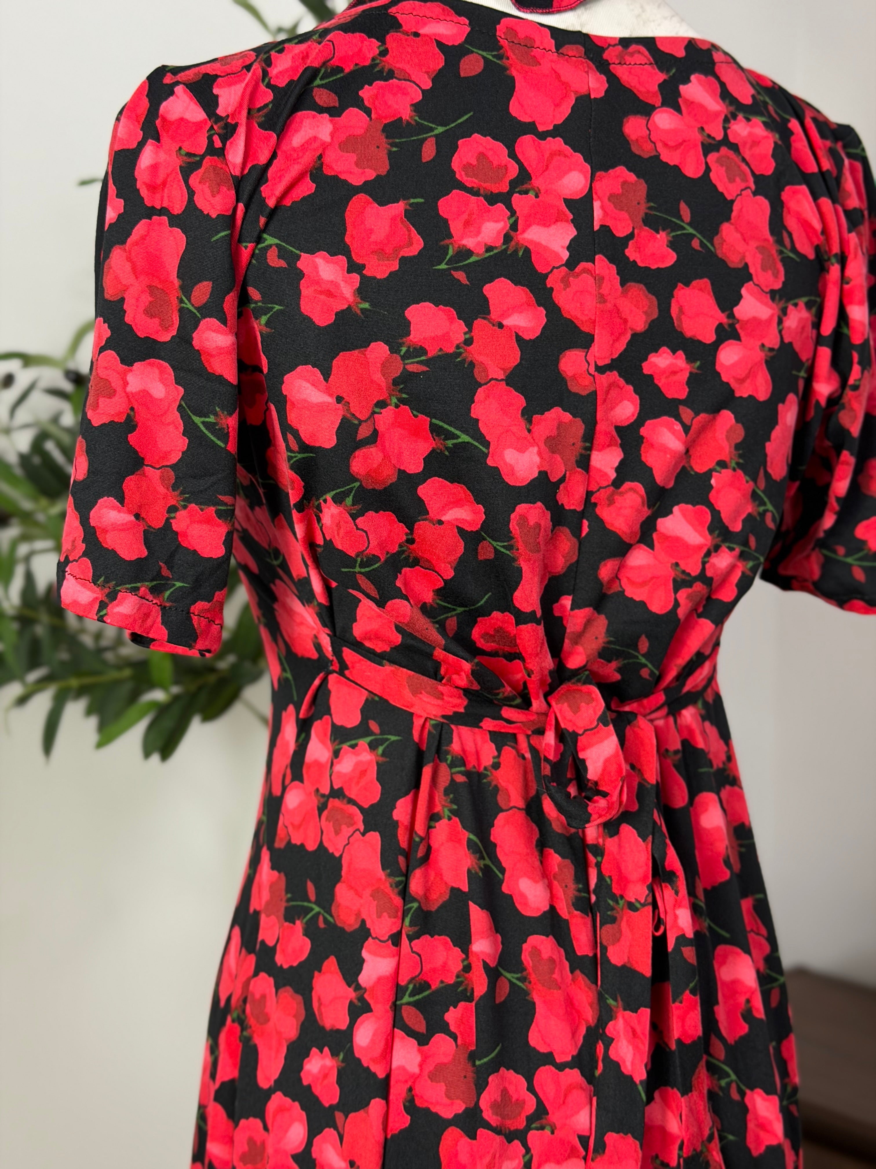 Schwarzes Kleid mit roten Blüten