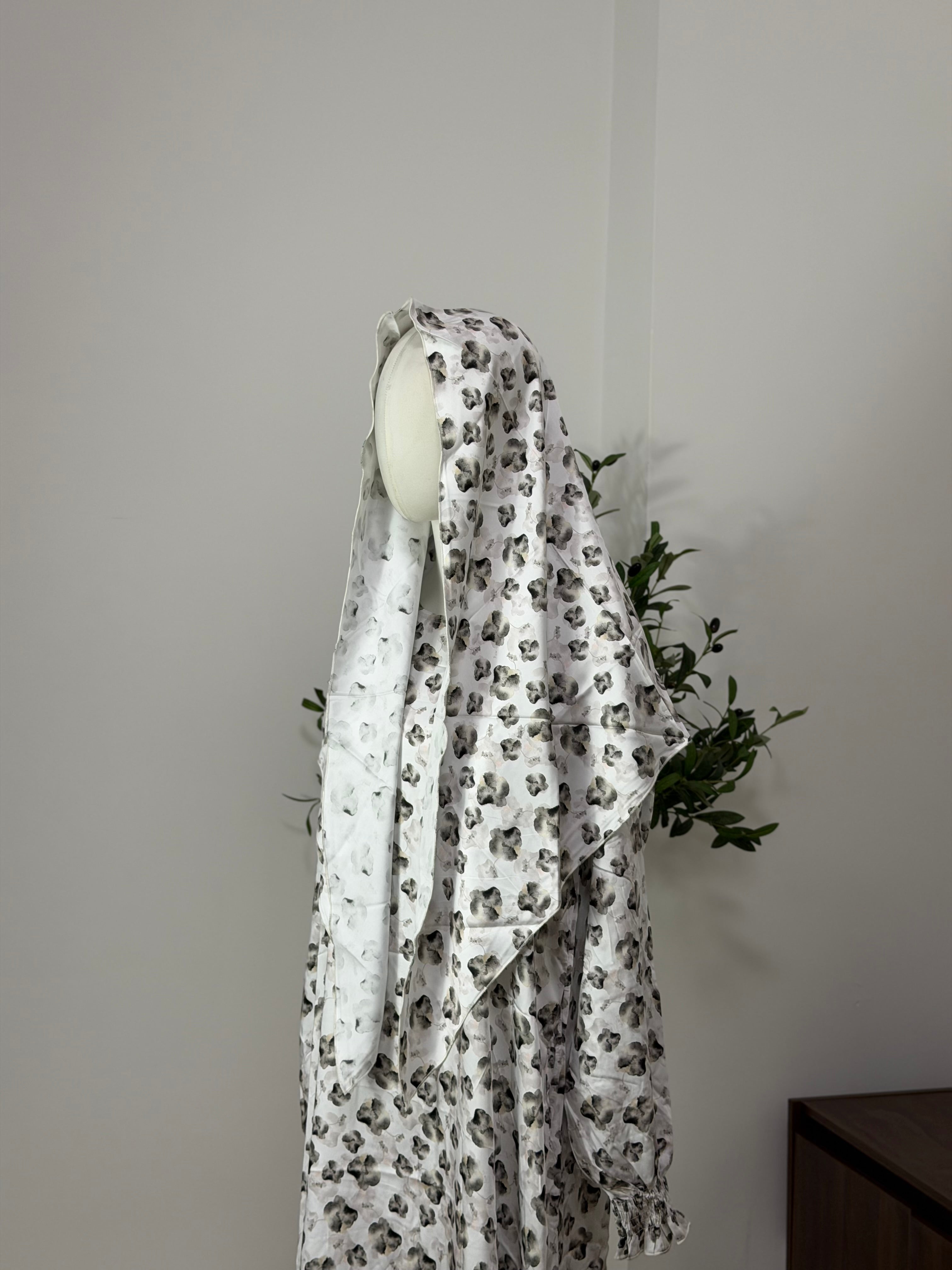 Kleid mit floralem Muster in grau