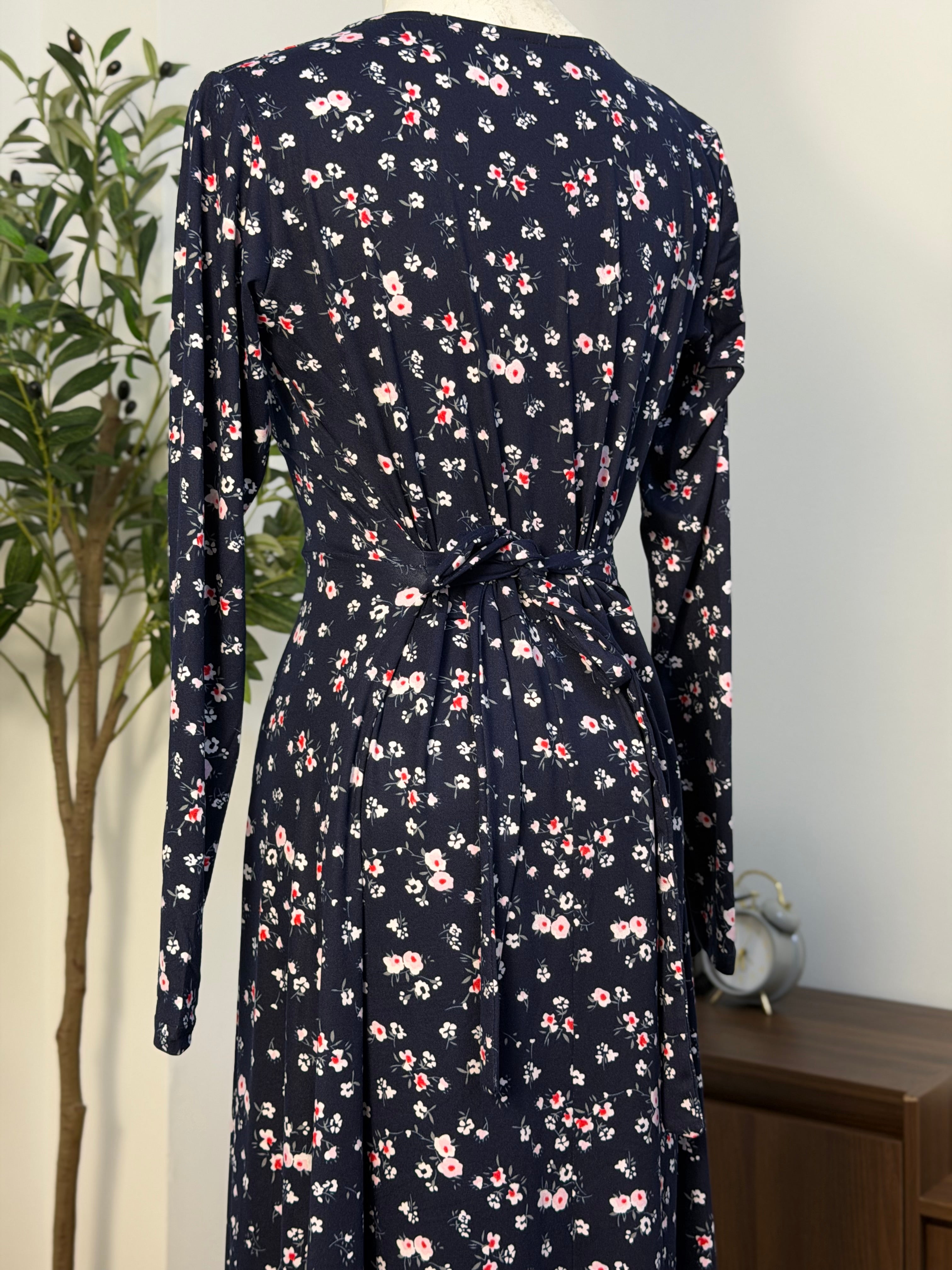 Dunkelblaues Kleid mit feinen Blümchen