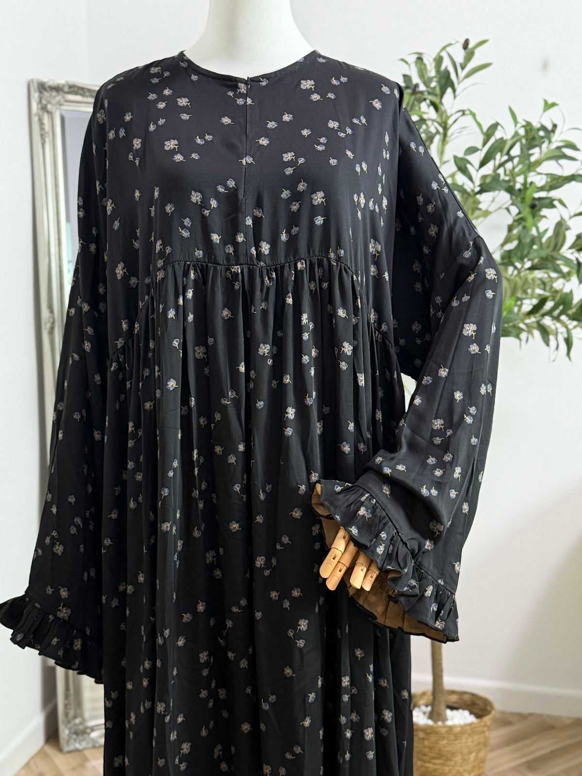 Abaya mit Rüschenärmeln aus 100 % Viskose