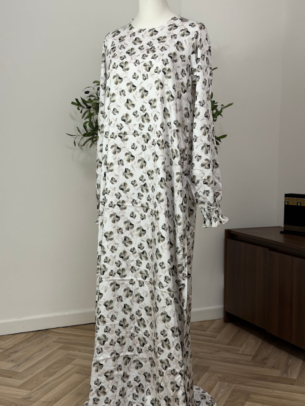 Kleid mit floralem Muster in grau