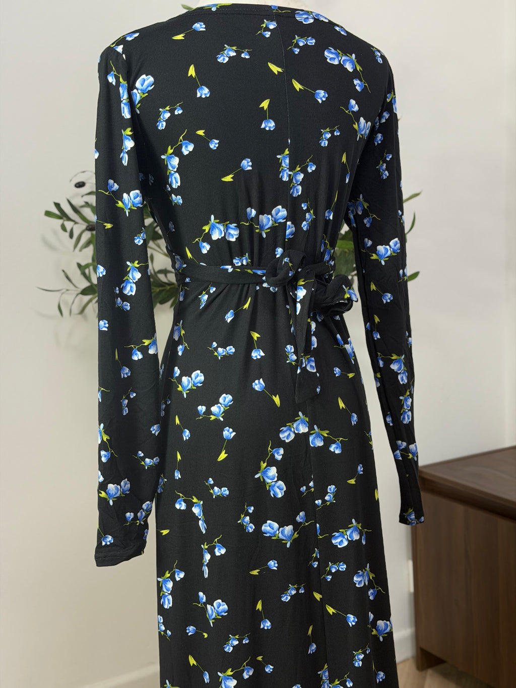 Schwarzes Kleid mit blauen Blümchen