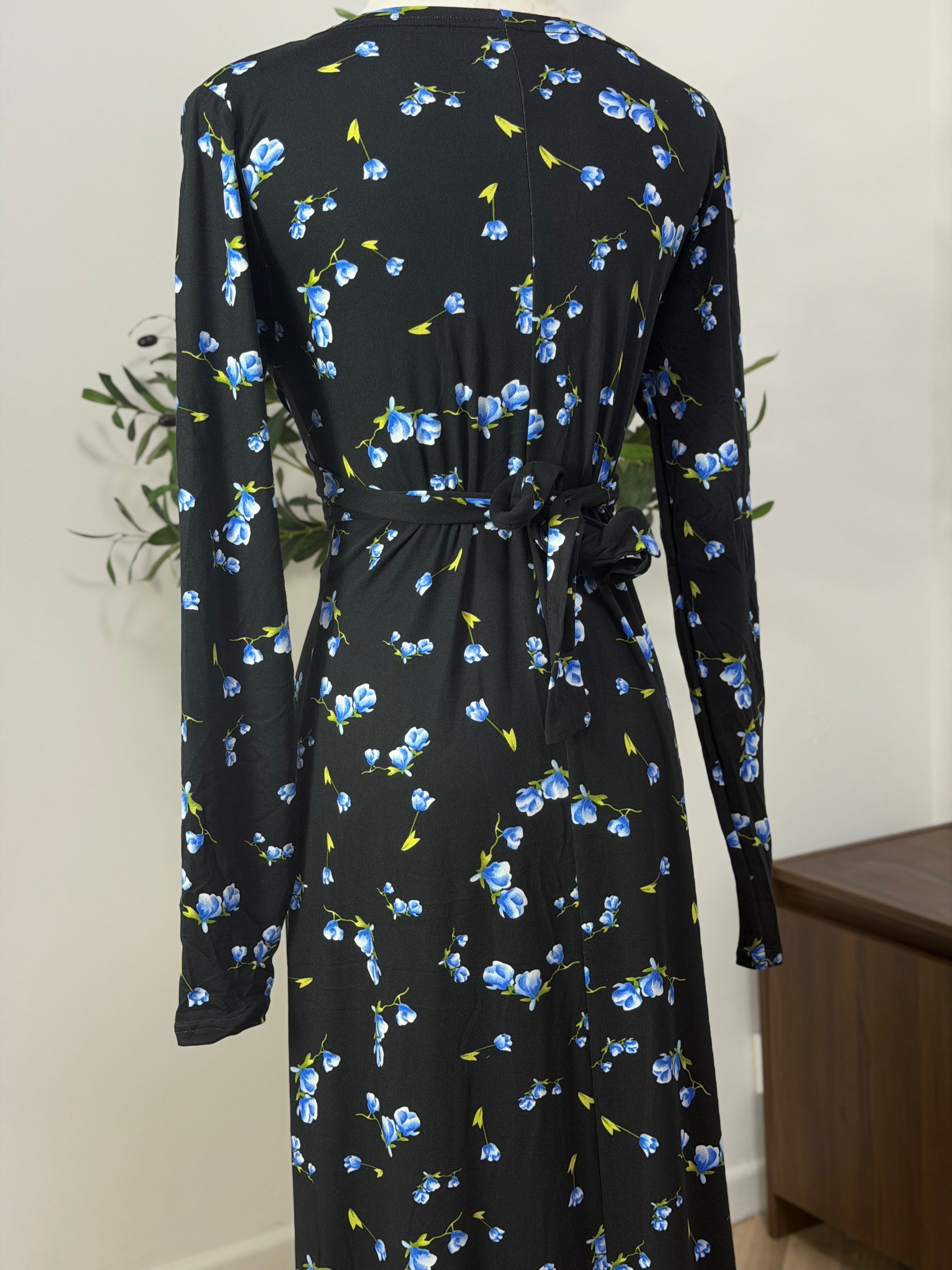 Schwarzes Kleid mit blauen Blümchen