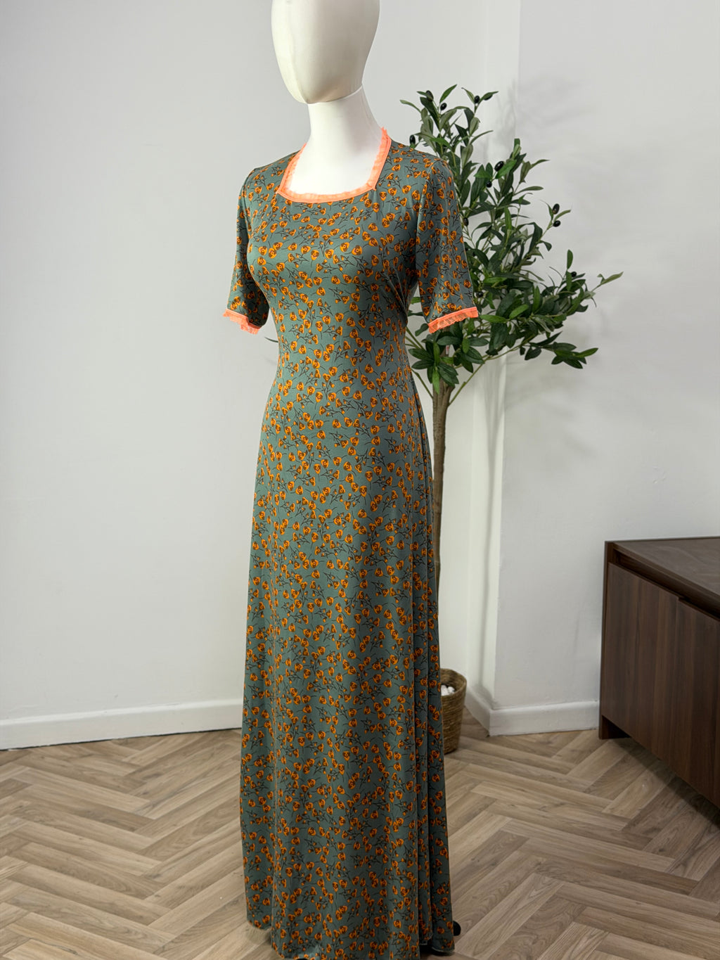 Feminines Kleid mit floralem Muster in grün