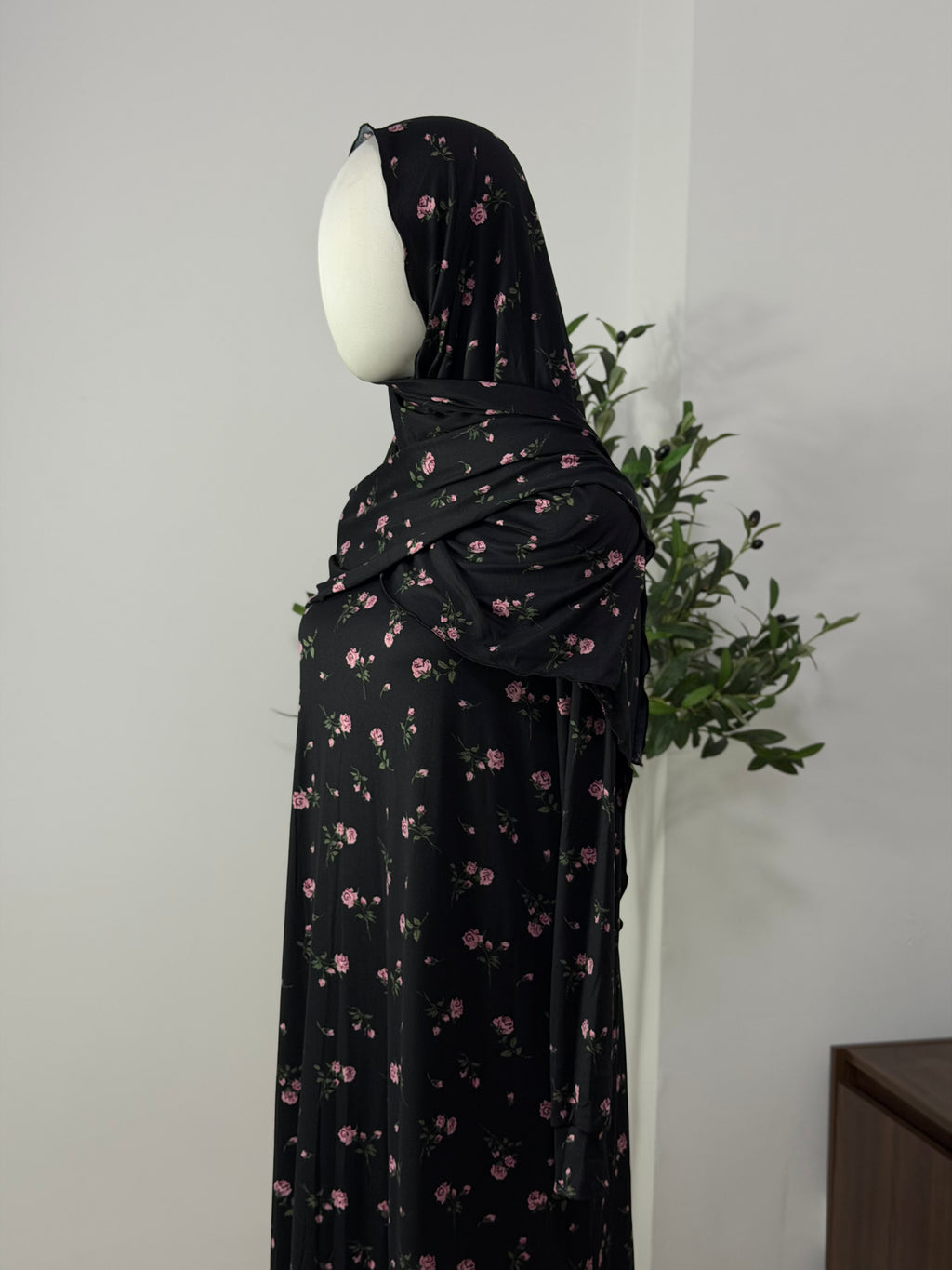 Schwarzes Kleid mit feinen Blümchen