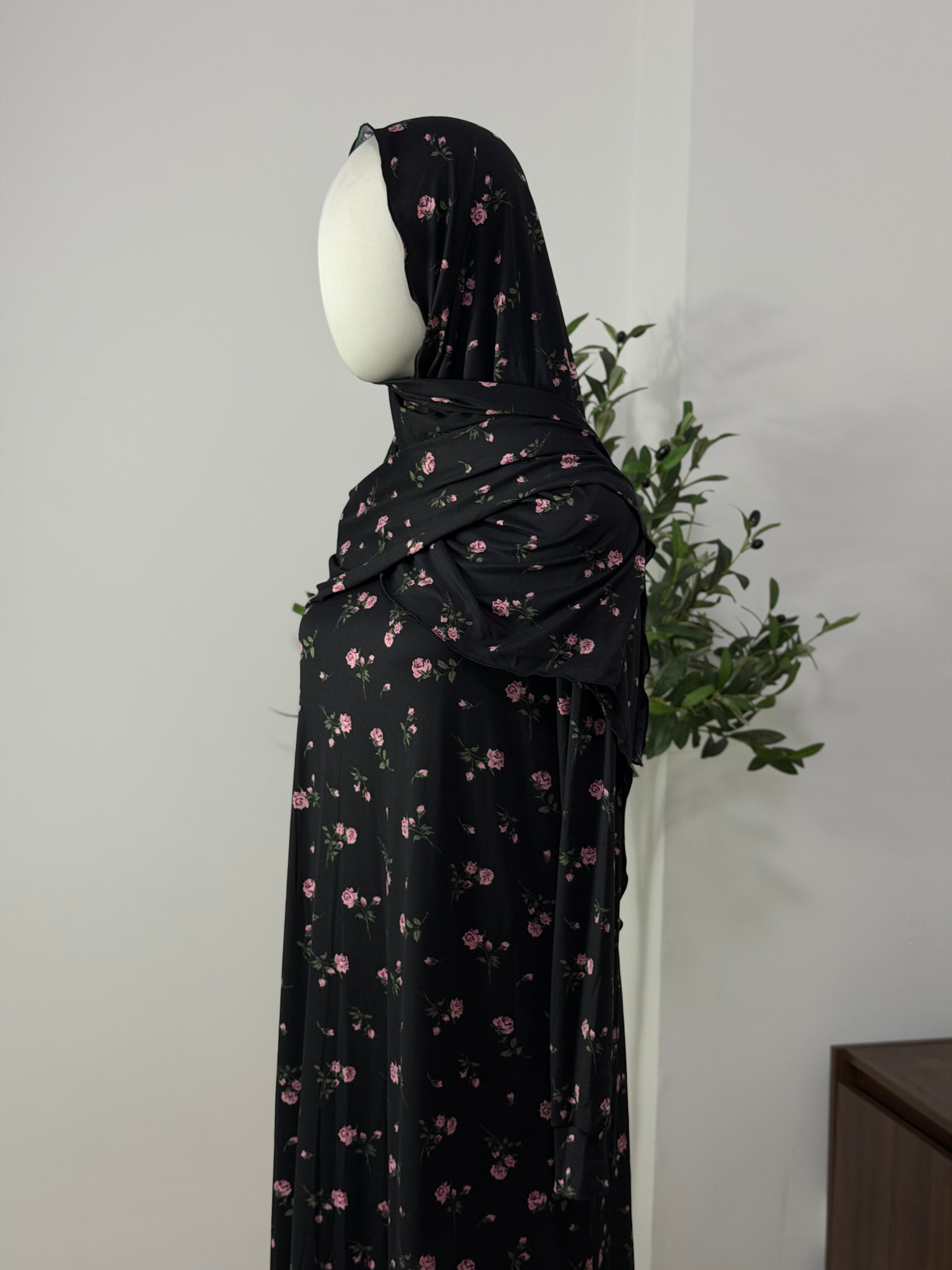 Schwarzes Kleid mit feinen Blümchen