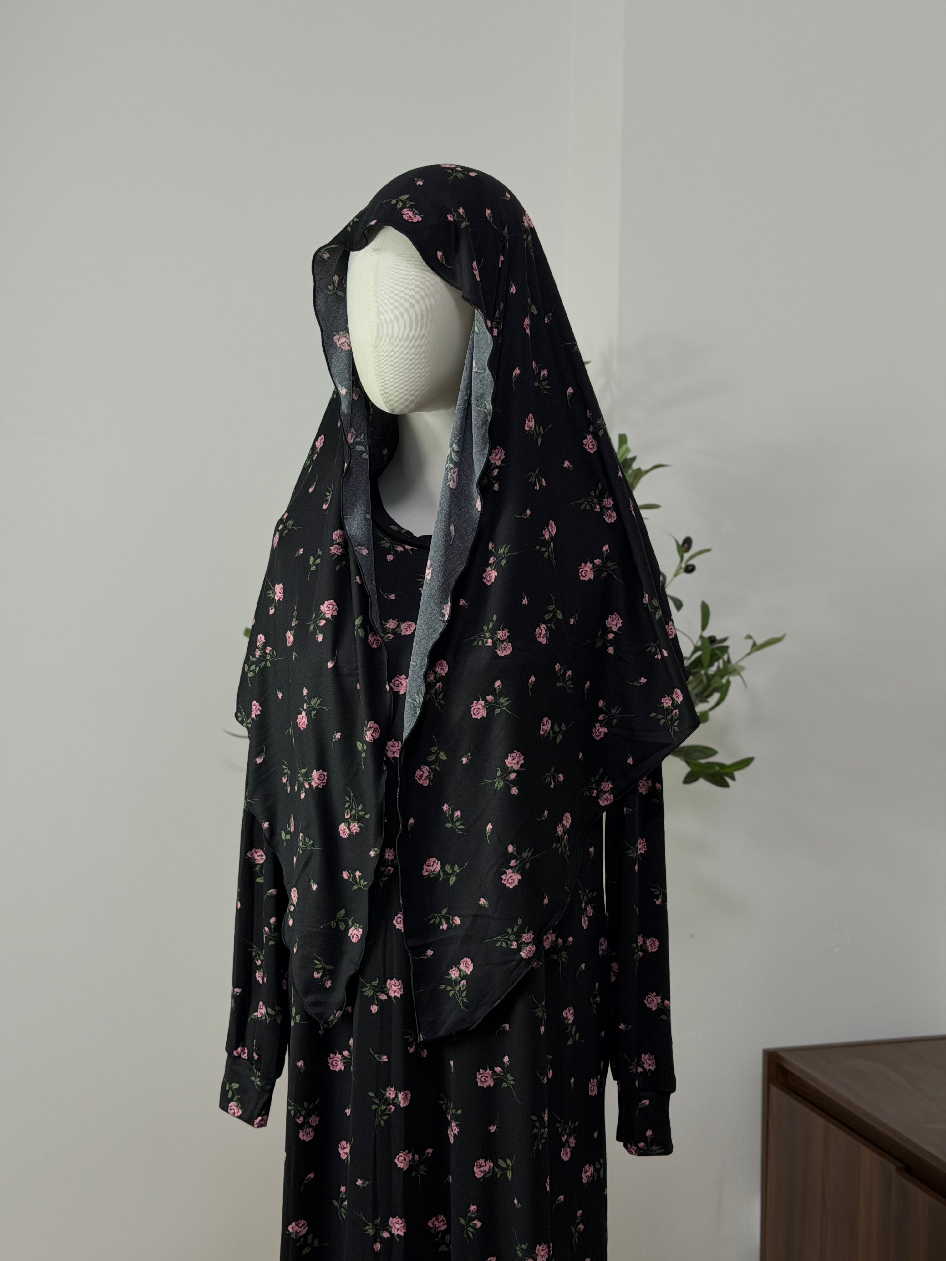 Schwarzes Kleid mit feinen Blümchen