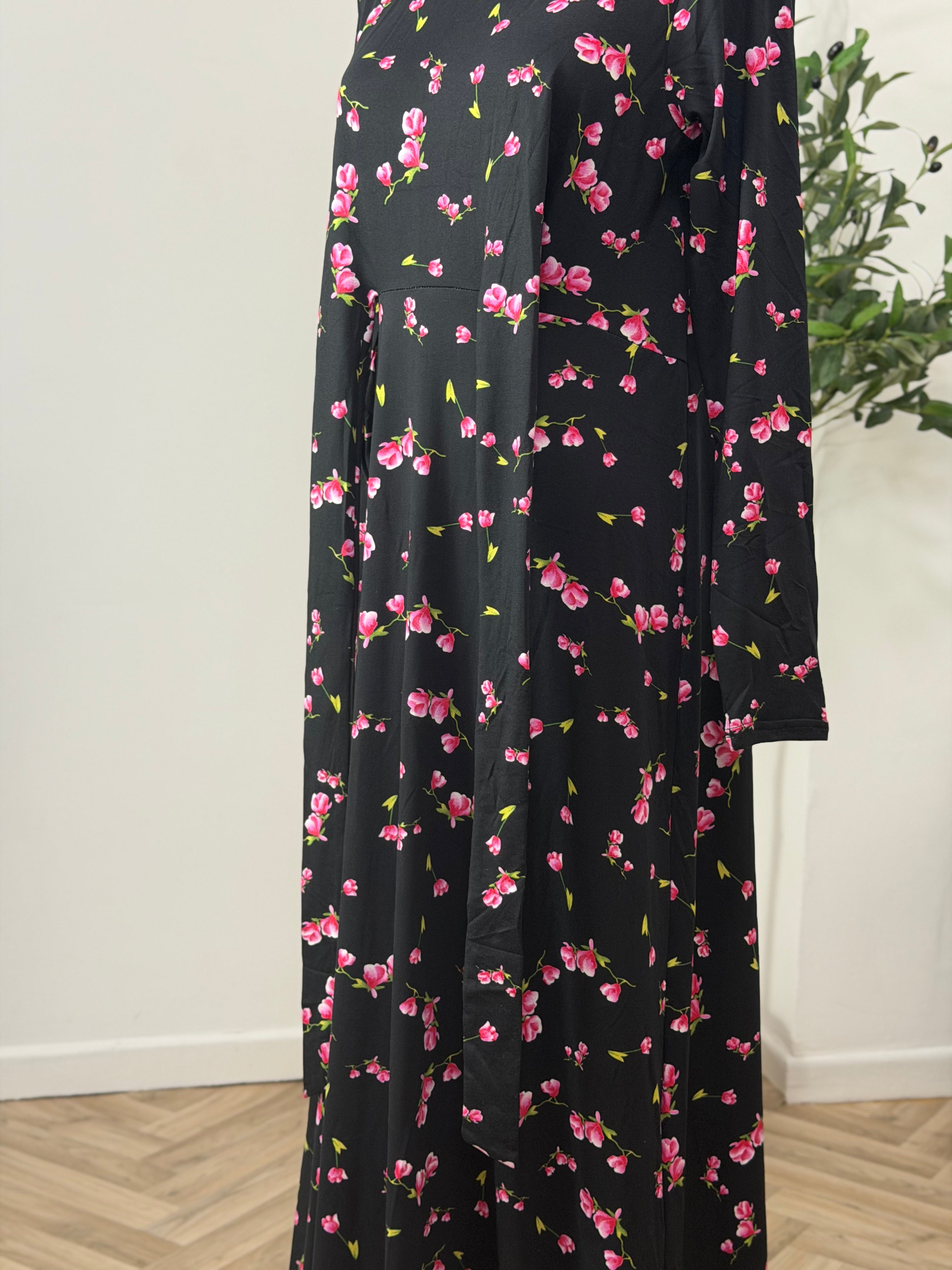 Schwarzes Kleid mit rosa Blümchen