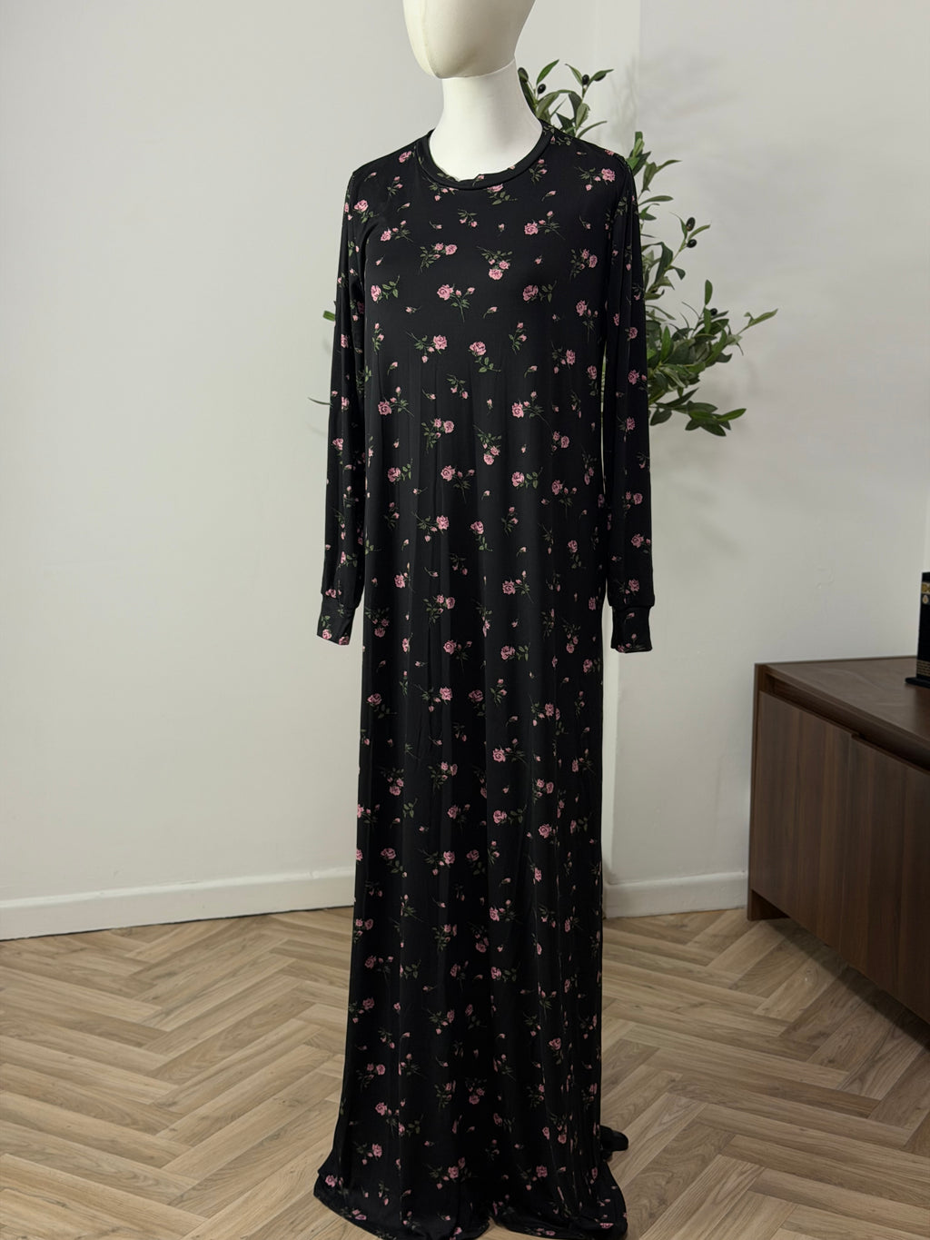 Schwarzes Kleid mit feinen Blümchen
