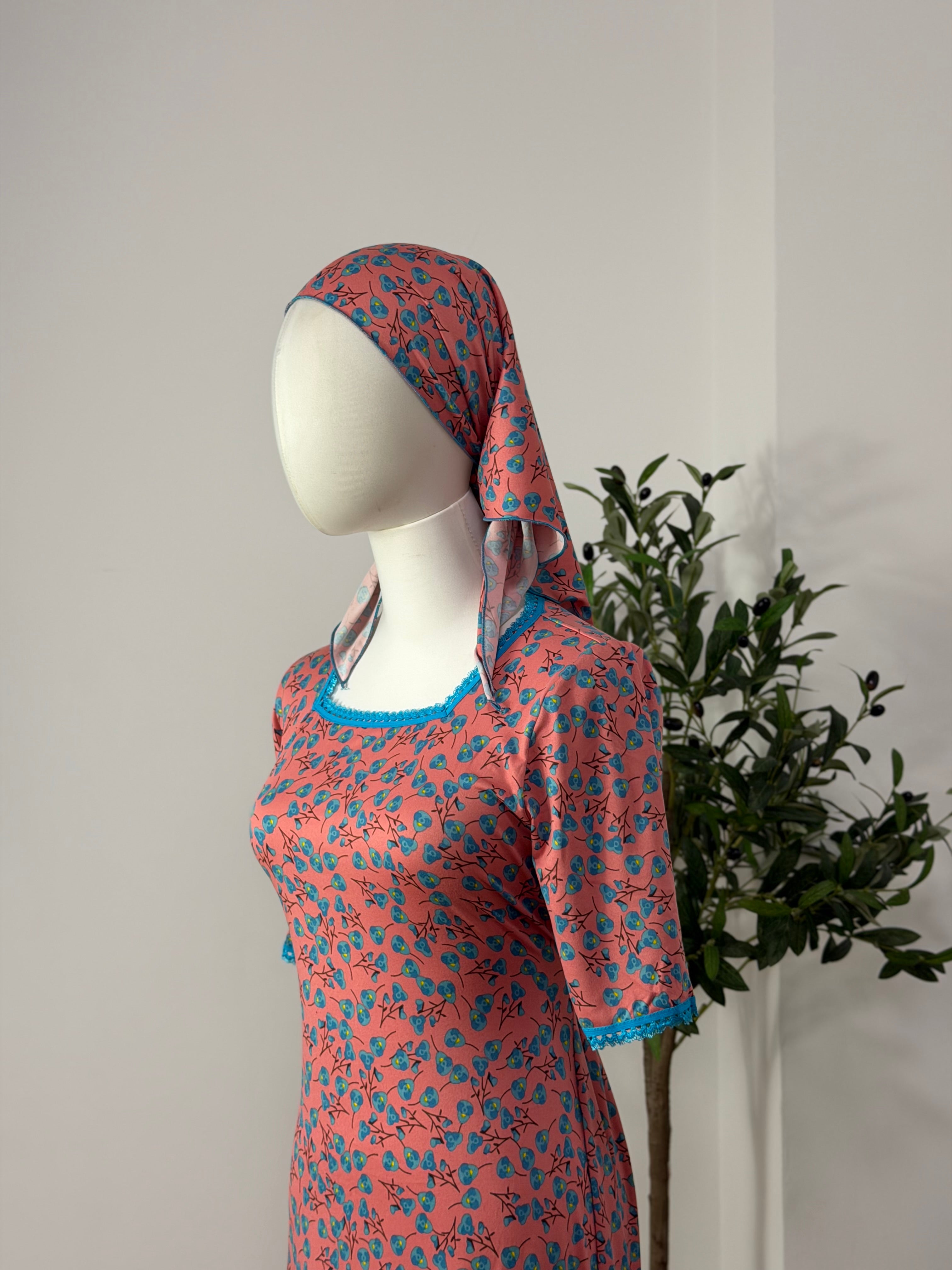 Feminines Kleid mit floralem Muster in rosa