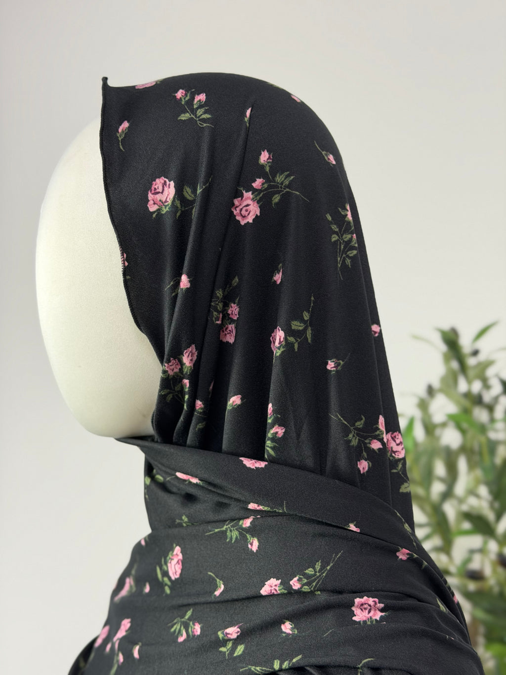 Schwarzes Kleid mit feinen Blümchen